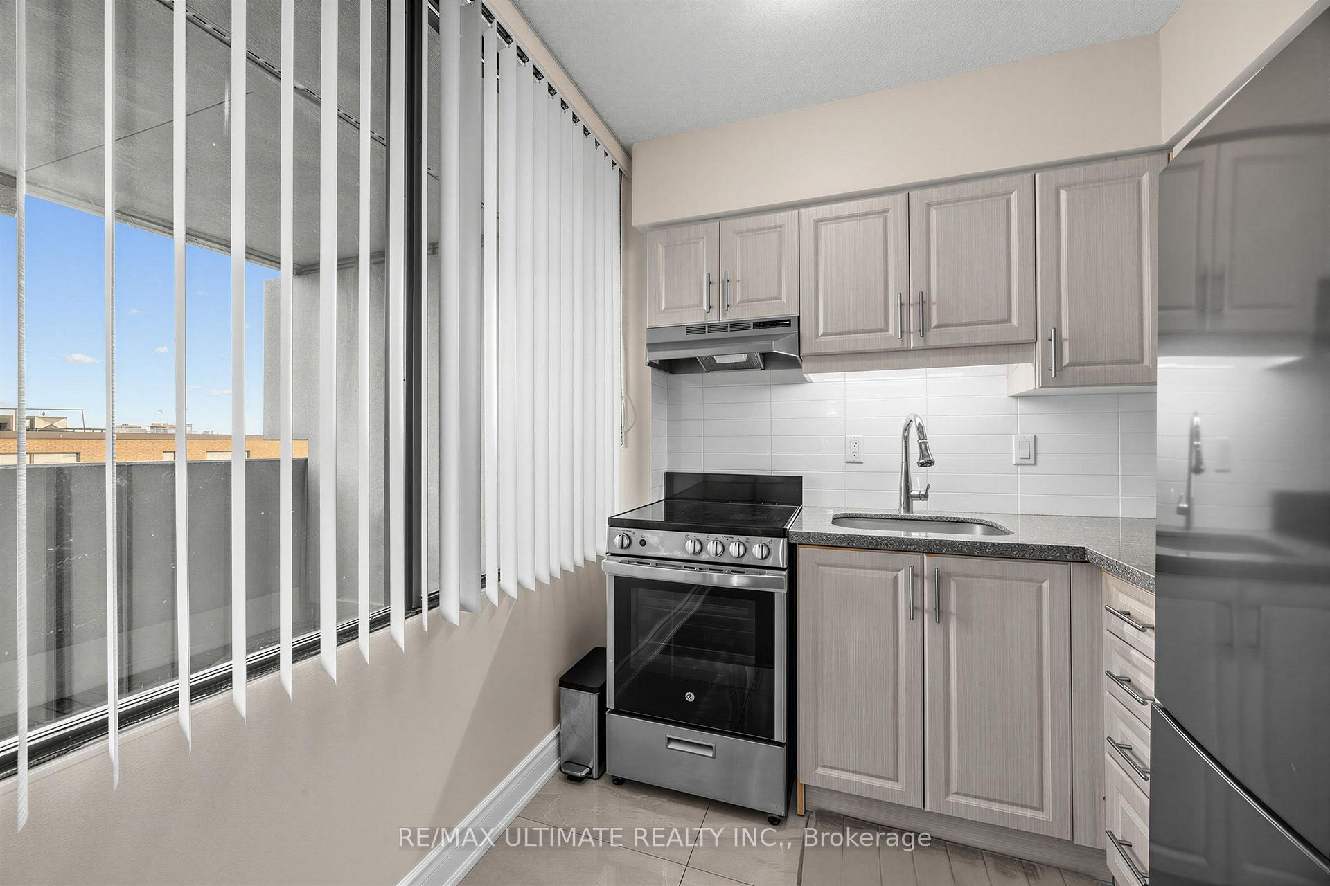Photo 2 of Unit 603, 720 Spadina Avenue, Toronto, University — HOMEH