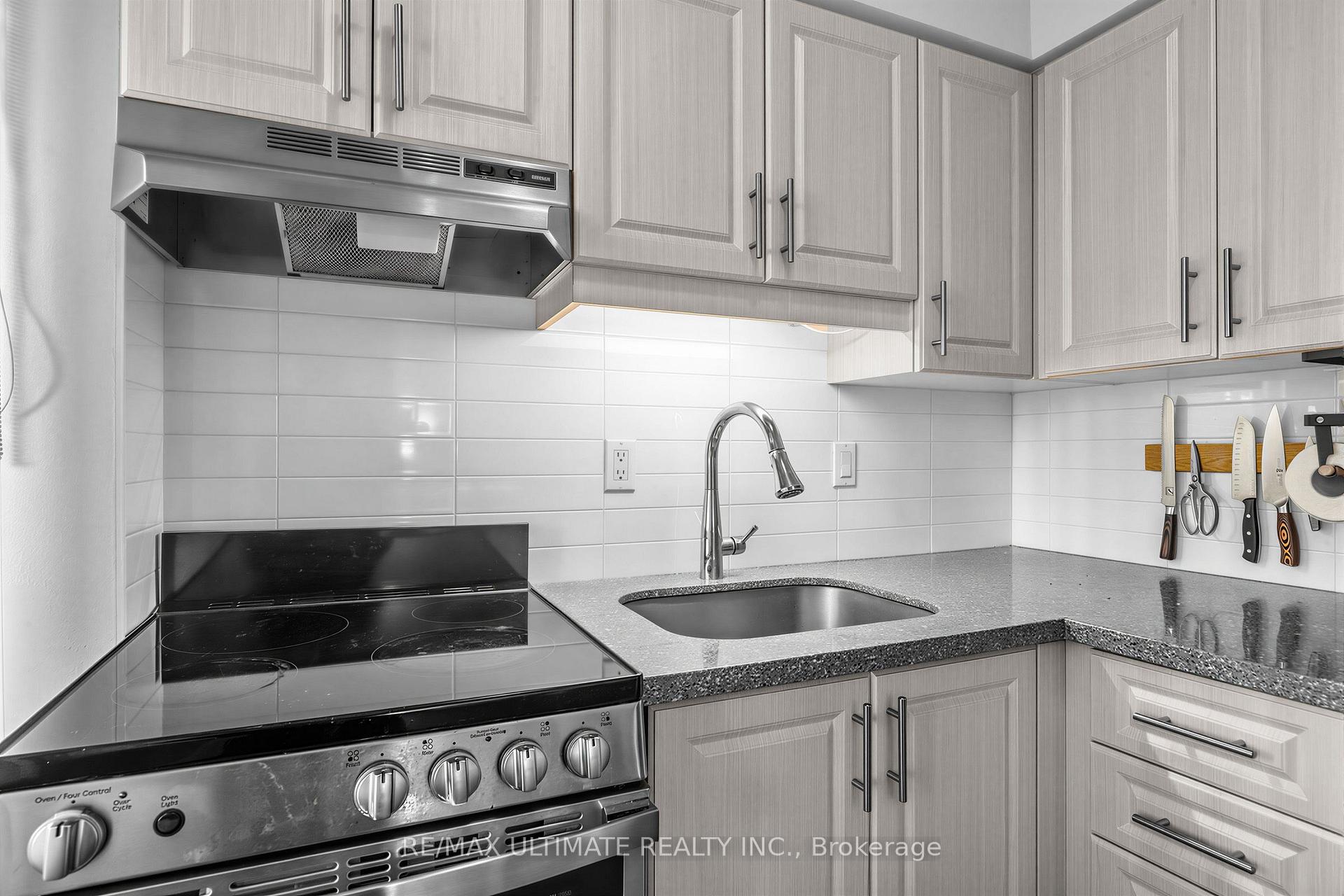 Photo 3 of Unit 603, 720 Spadina Avenue, Toronto, University — HOMEH