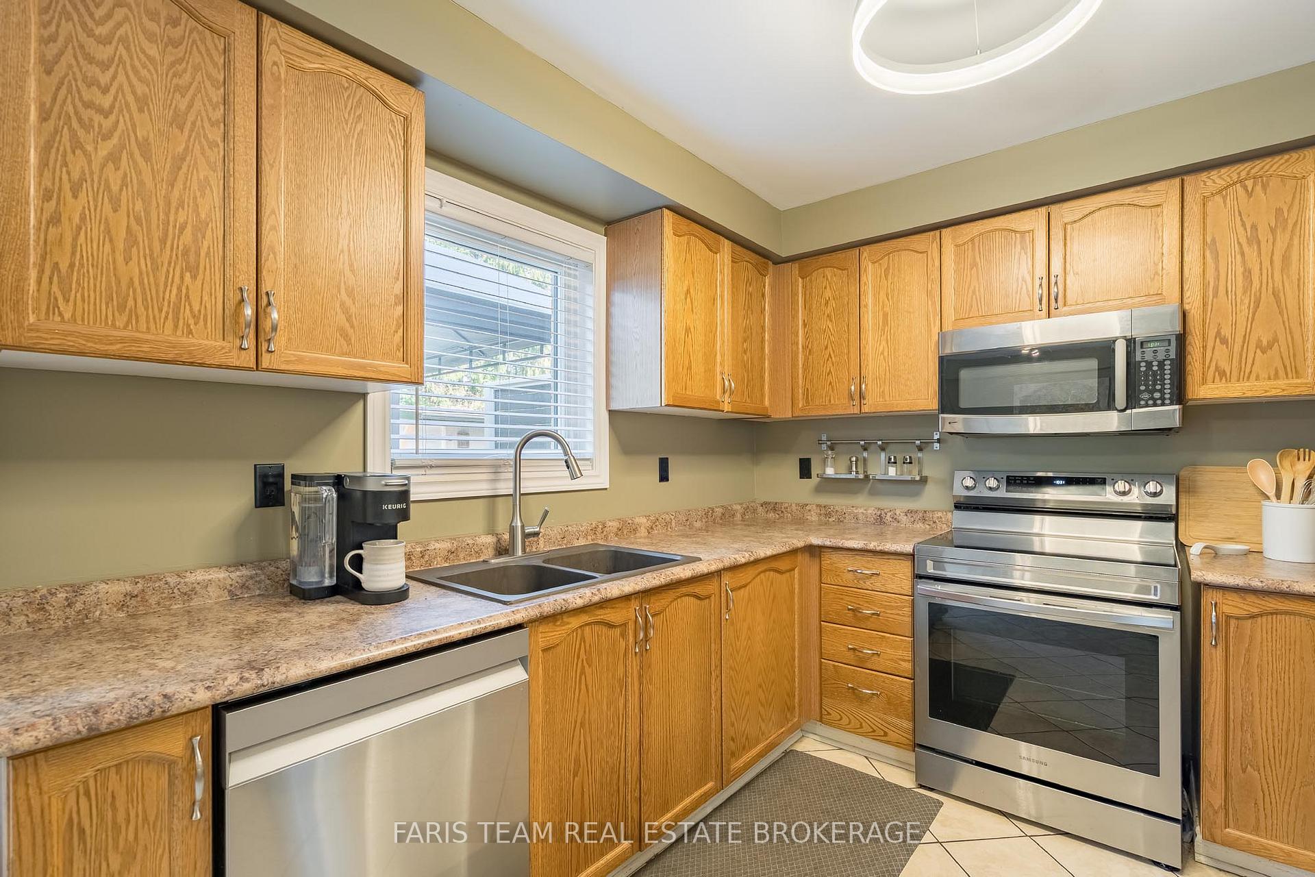 Photo 6 of 4 Bluegrass Drive, Barrie, Holly — HOMEH