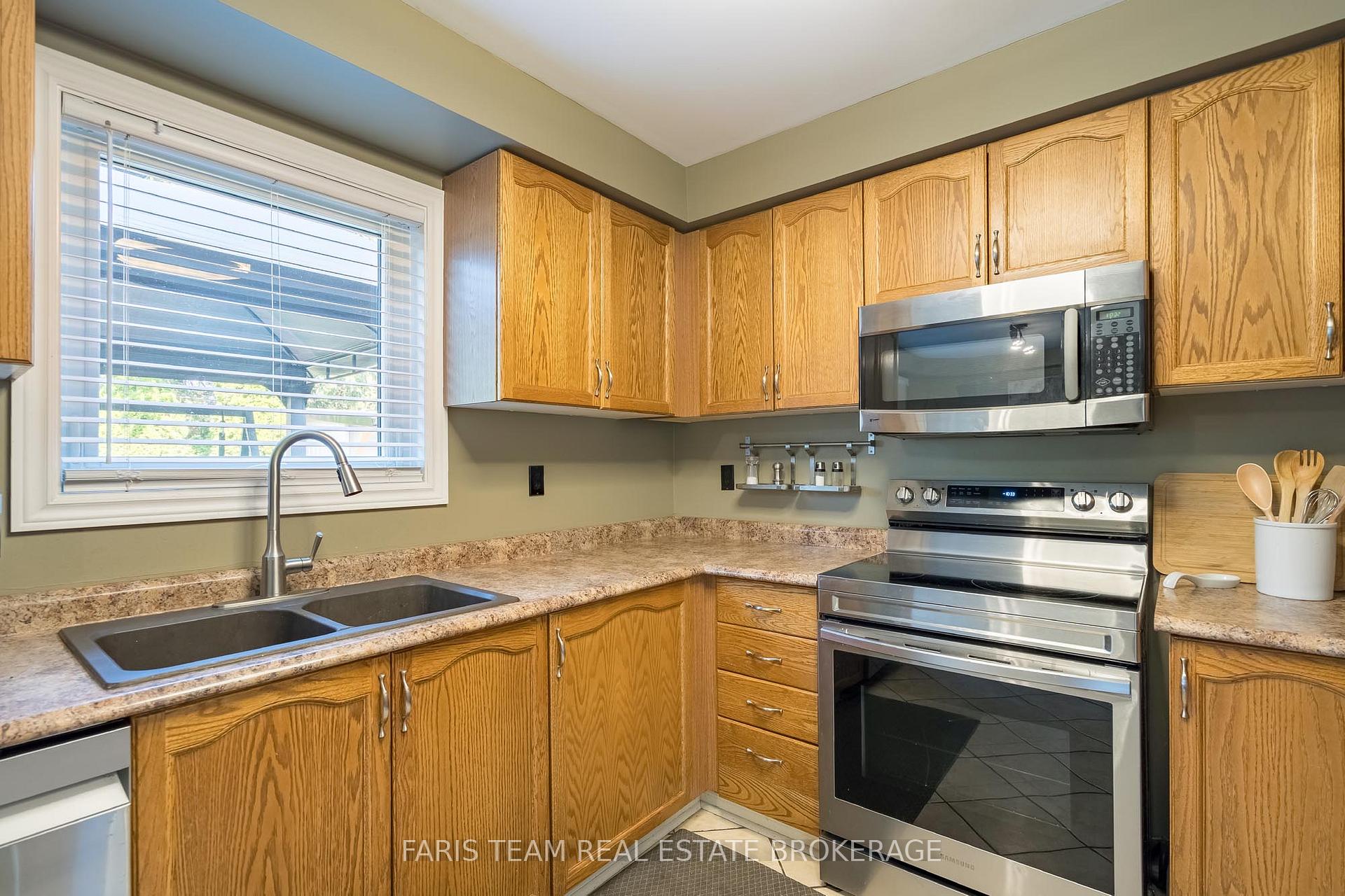 Photo 8 of 4 Bluegrass Drive, Barrie, Holly — HOMEH