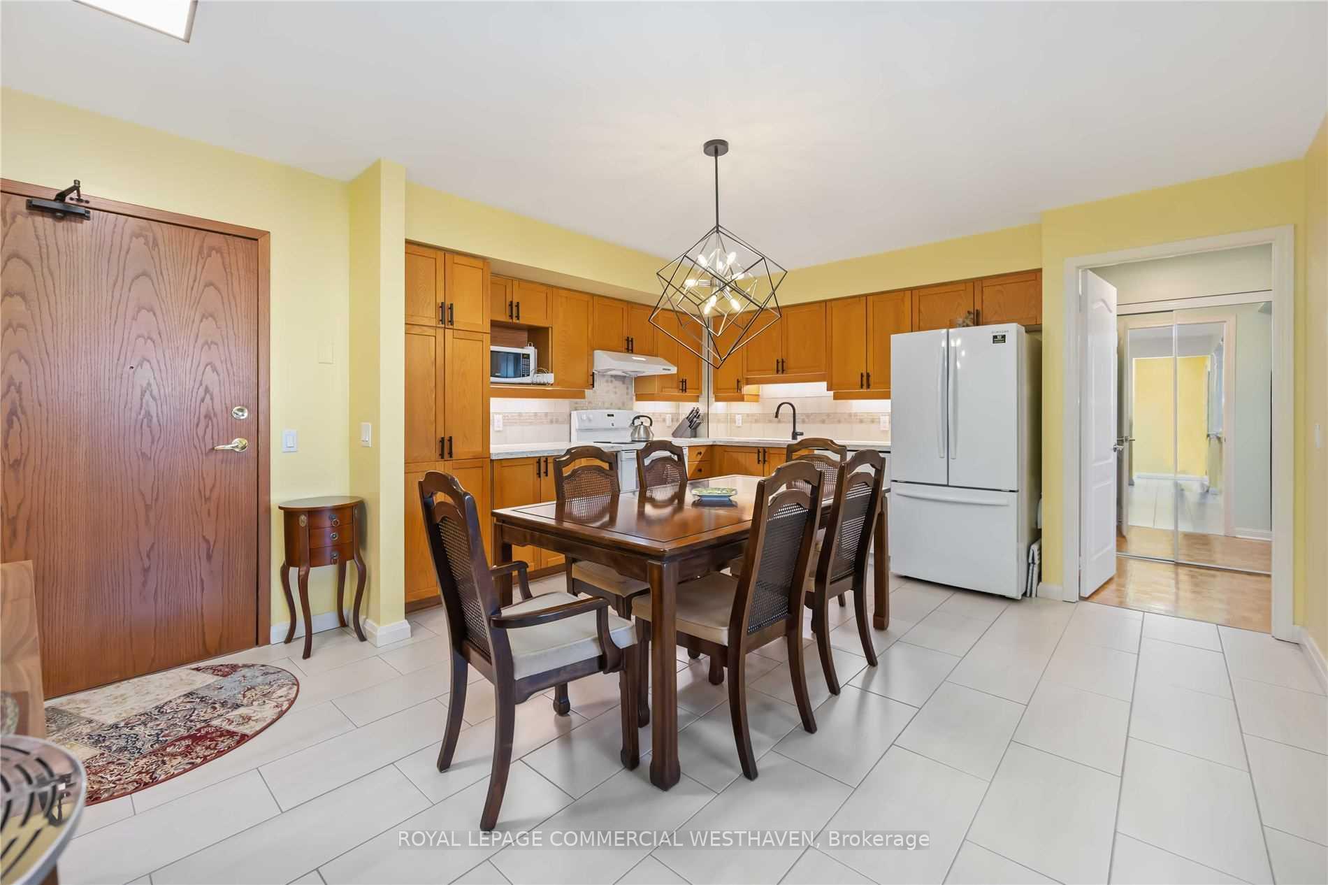 Photo 3 of Unit 210, 2504 Rutherford Road, Vaughan, Maple — HOMEH