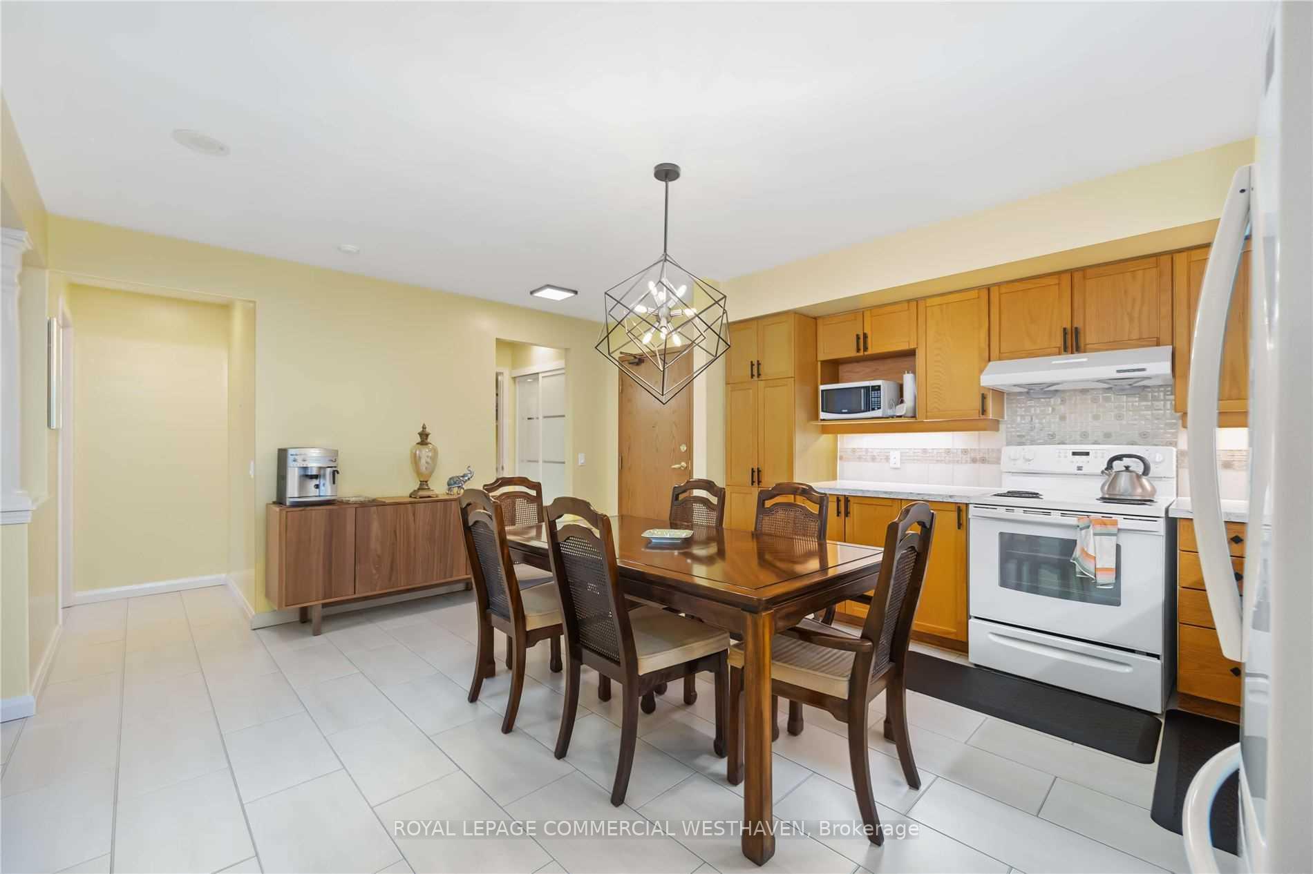 Photo 4 of Unit 210, 2504 Rutherford Road, Vaughan, Maple — HOMEH