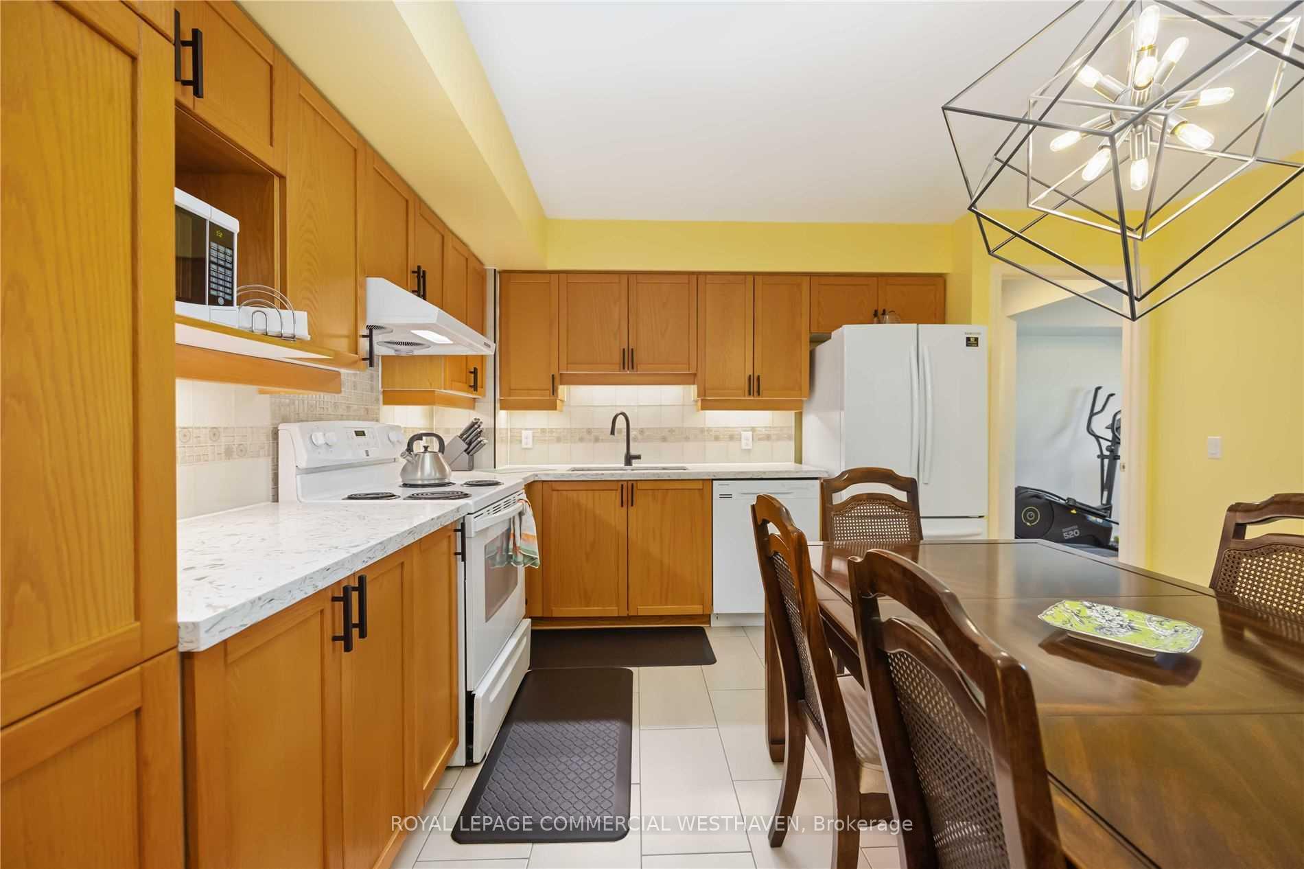 Photo 5 of Unit 210, 2504 Rutherford Road, Vaughan, Maple — HOMEH