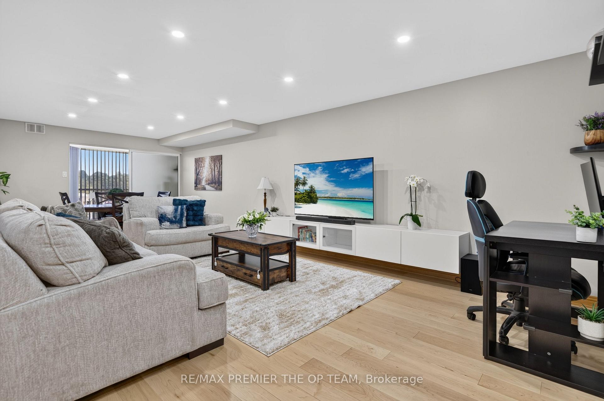 Photo 8 of Unit 404, 100 Arbors Lane, Vaughan, West Woodbridge — HOMEH