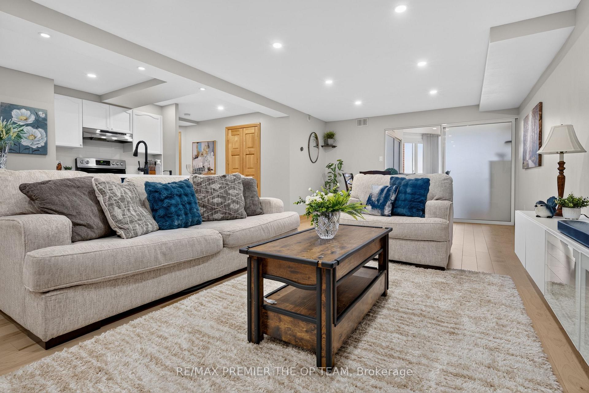 Photo 10 of Unit 404, 100 Arbors Lane, Vaughan, West Woodbridge — HOMEH