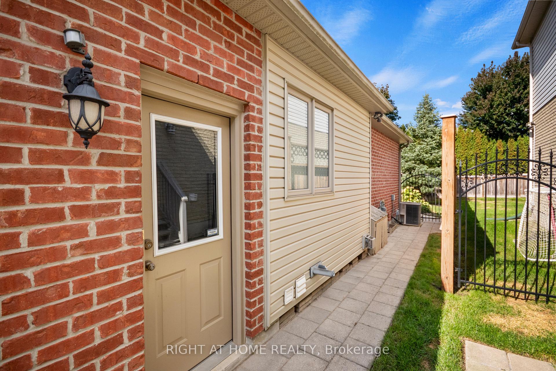 Photo 40 of 169 West Rivertrace Walk, London, North R — HOMEH