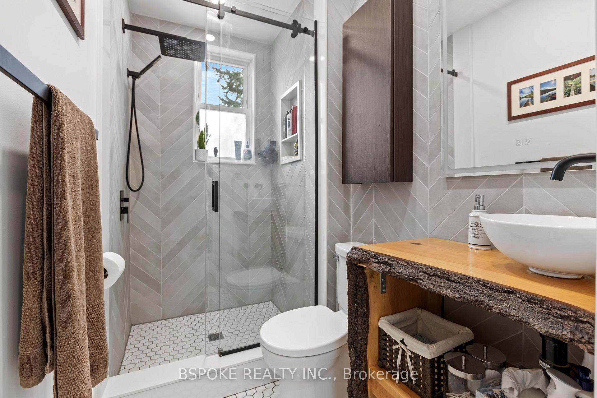 Photo 13 of 546 Main Street, Toronto, Woodbine-Lumsden — HOMEH