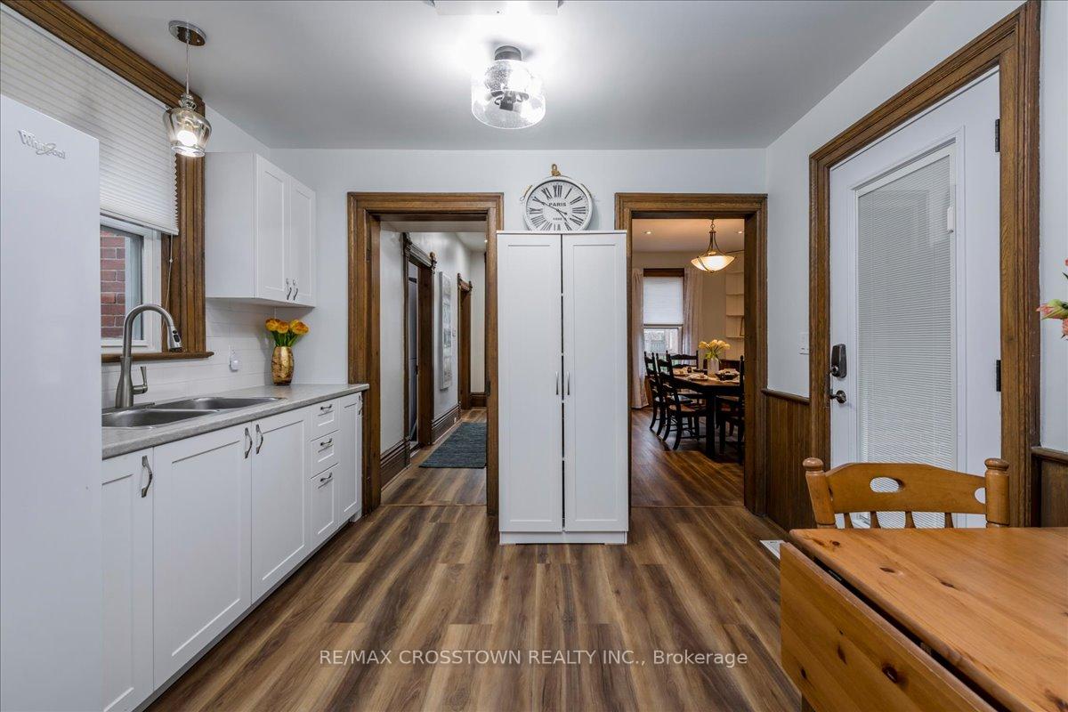 Photo 13 of 49 Park Street, Barrie, Queen's Park — HOMEH