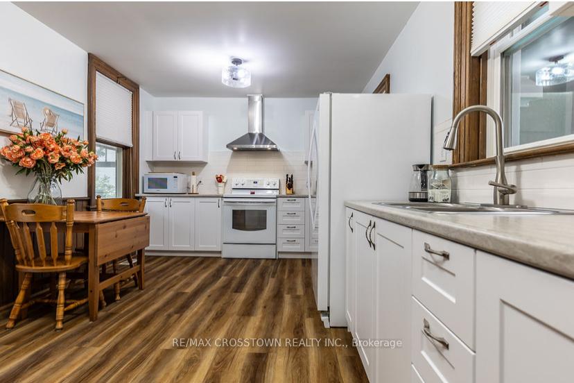 Photo 15 of 49 Park Street, Barrie, Queen's Park — HOMEH