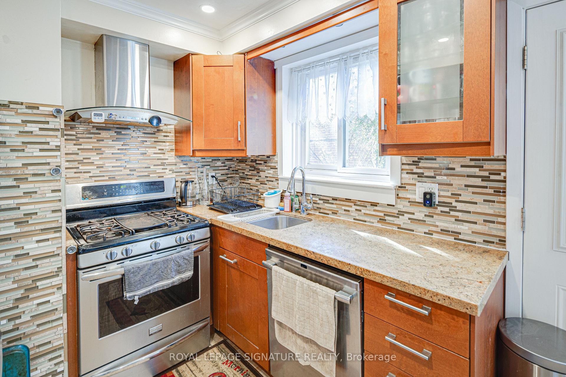 Photo 12 of 45 Fenelon Drive, North York, Parkwoods-Donalda — HOMEH