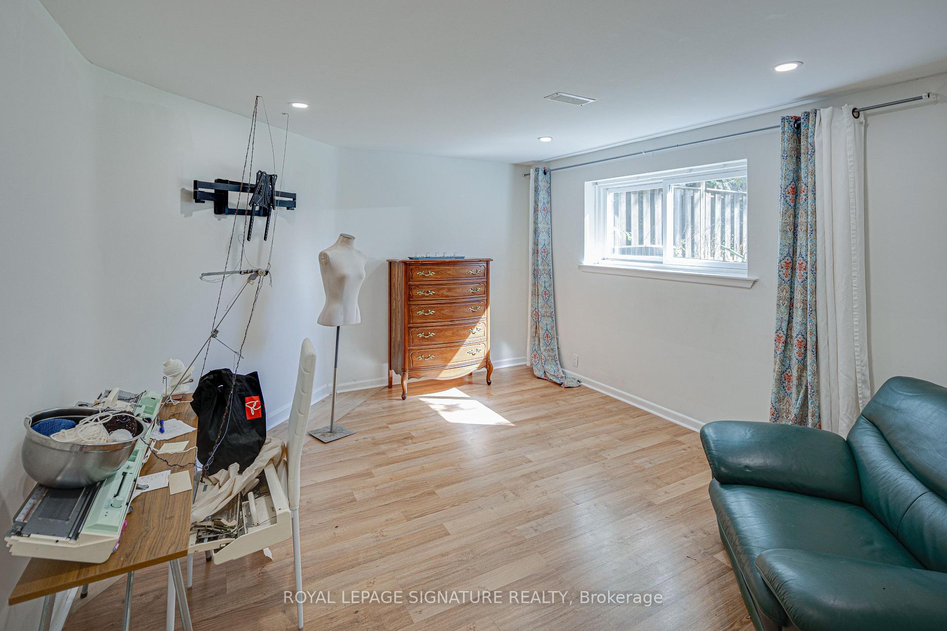 Photo 27 of 45 Fenelon Drive, North York, Parkwoods-Donalda — HOMEH