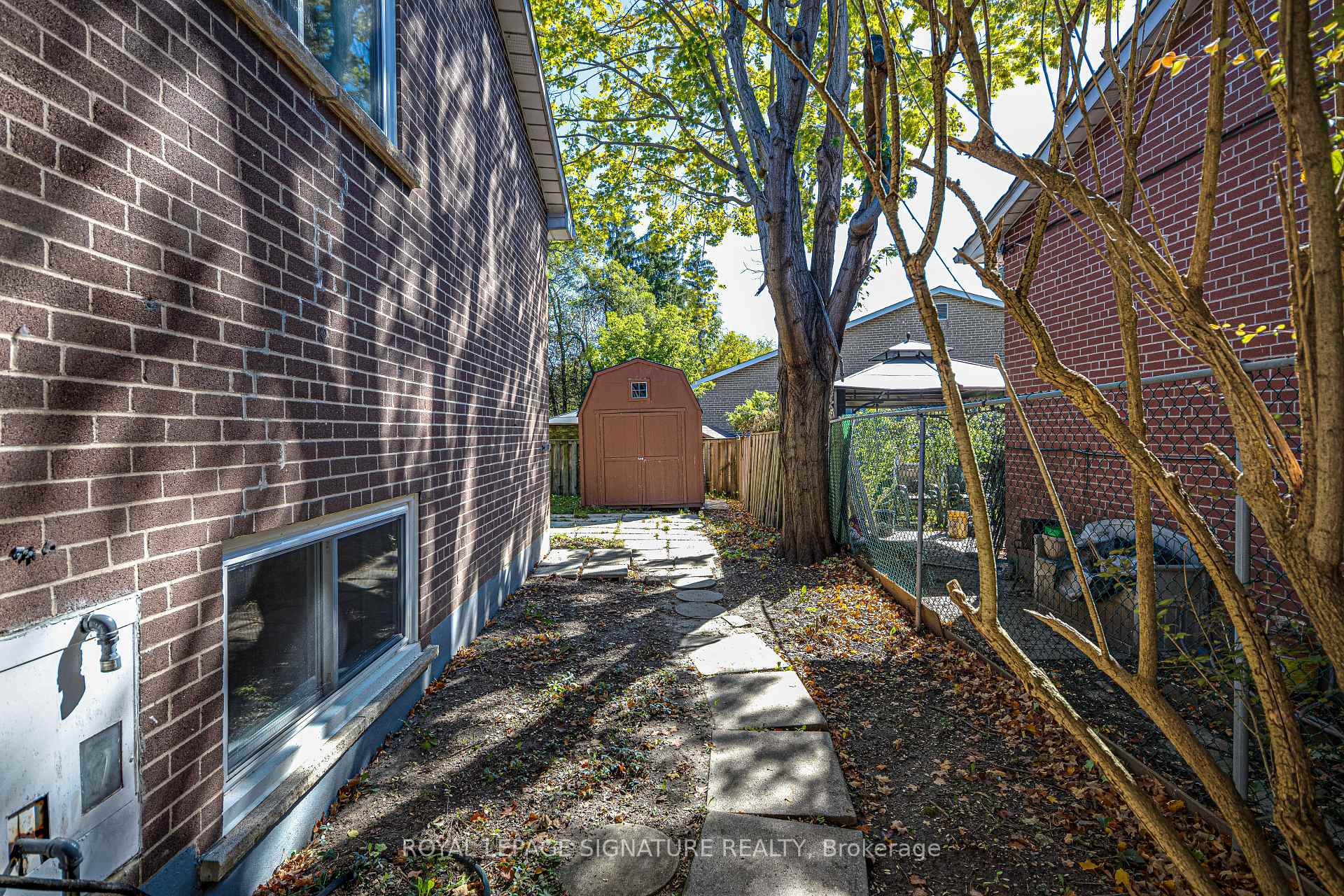 Photo 33 of 45 Fenelon Drive, North York, Parkwoods-Donalda — HOMEH