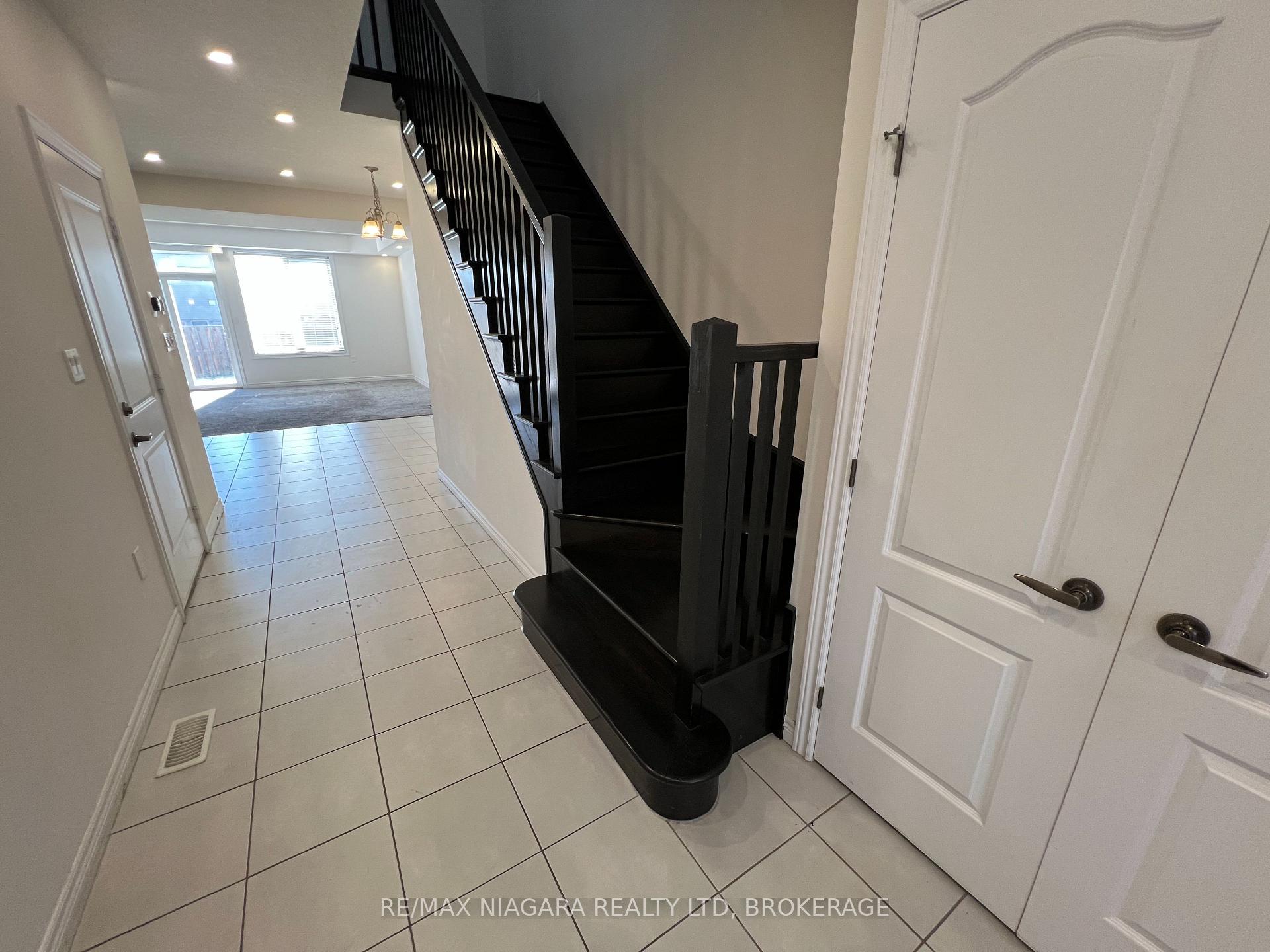 Photo 11 of 23 Fairgrounds Drive, Hamilton, Binbrook — HOMEH
