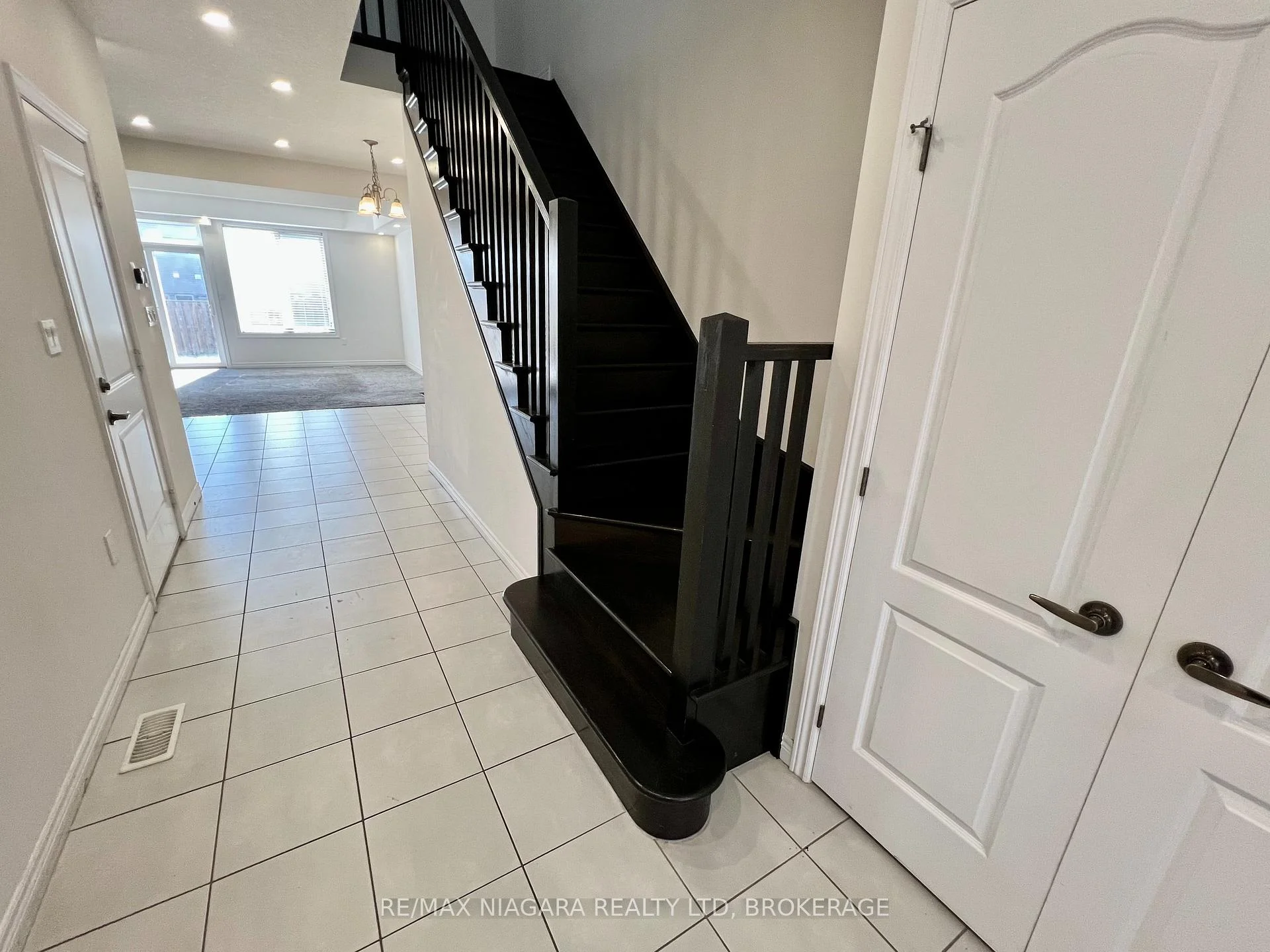 Photo 10 of 23 Fairgrounds Drive, Hamilton, Binbrook — HOMEH