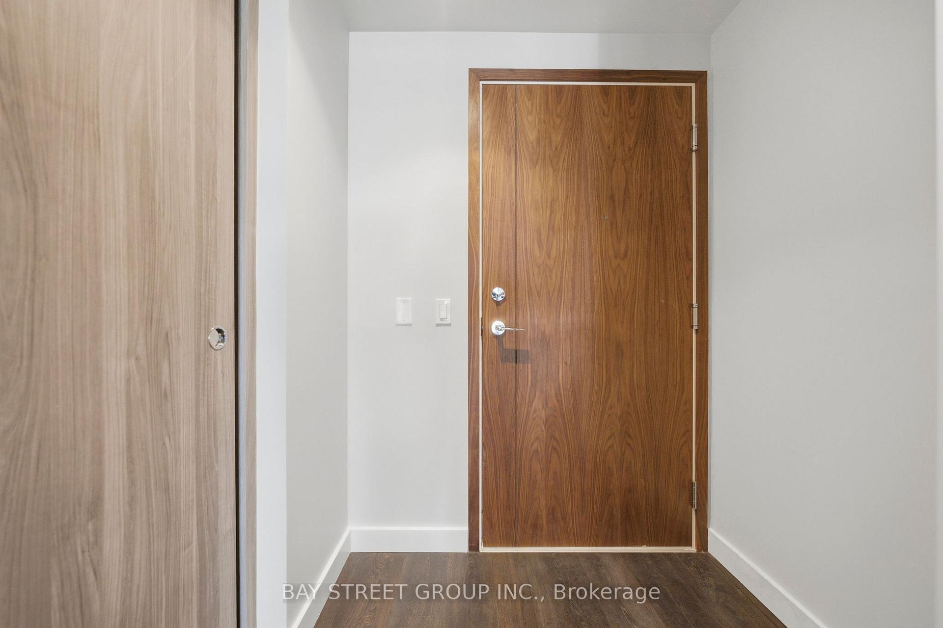 Photo 7 of Unit 911, 85 McMahon Drive, North York, Bayview Village — HOMEH