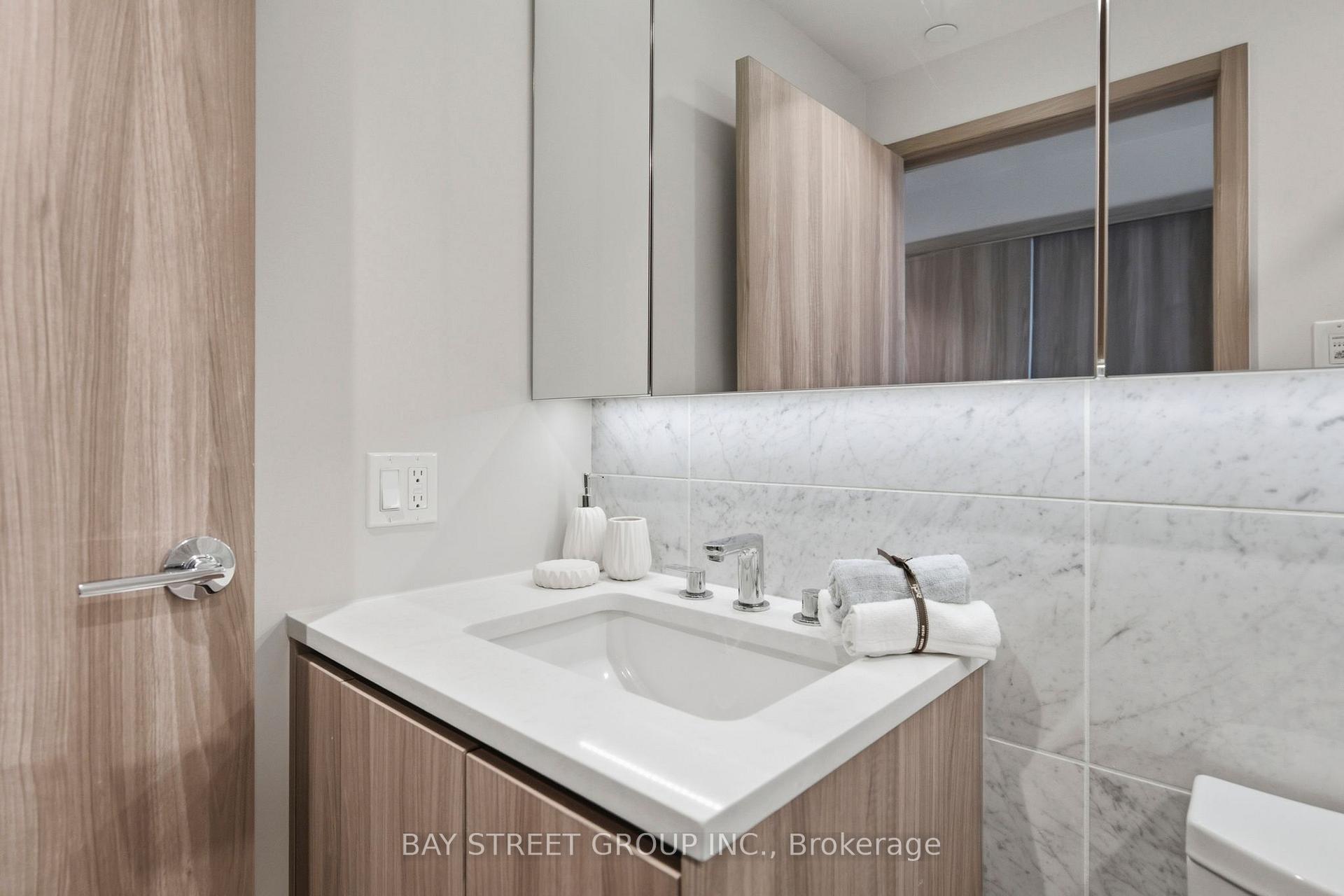 Photo 10 of Unit 911, 85 McMahon Drive, North York, Bayview Village — HOMEH
