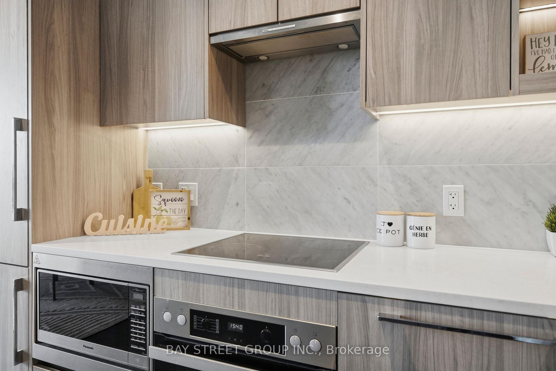 Photo 15 of Unit 911, 85 McMahon Drive, North York, Bayview Village — HOMEH
