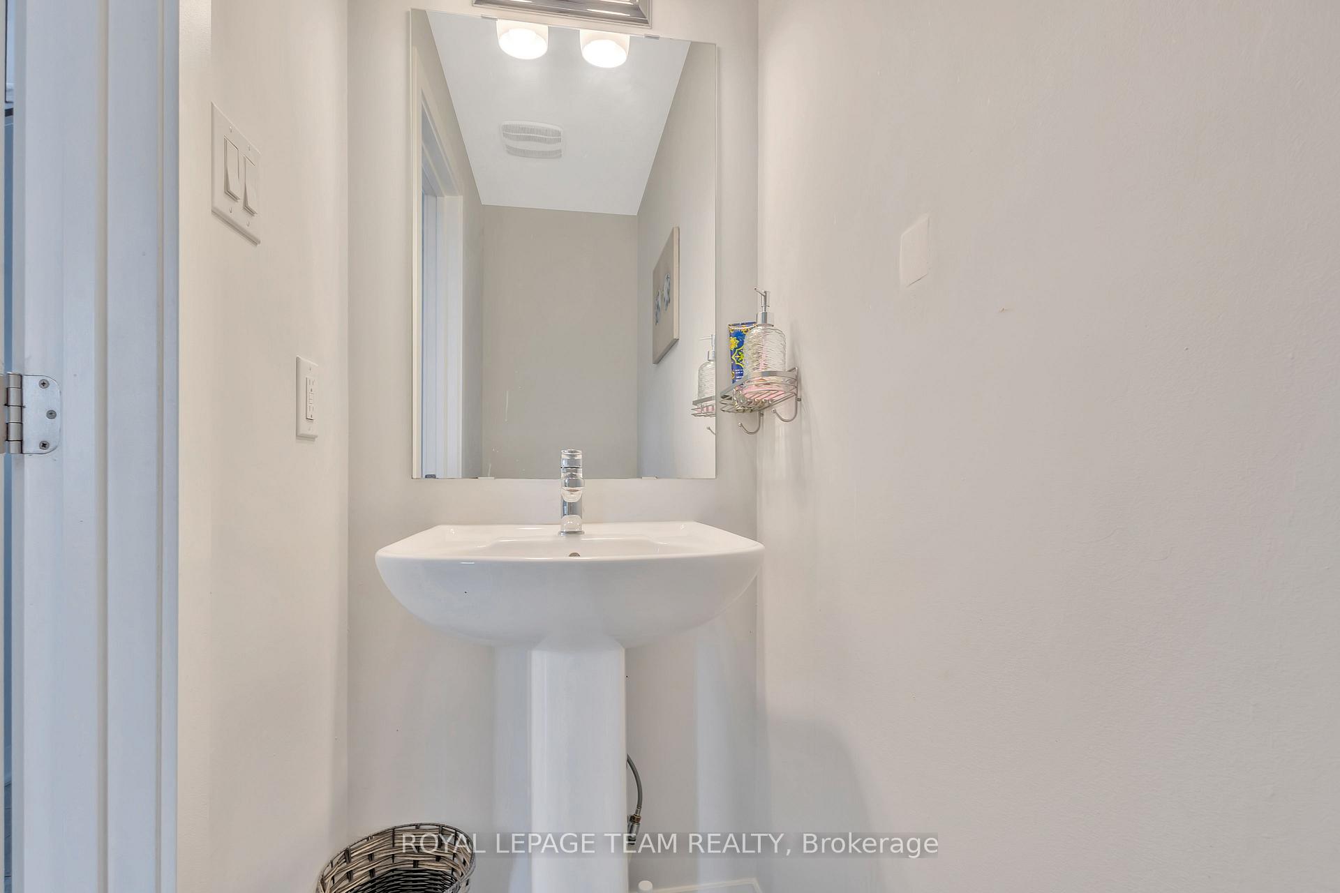 Photo 2 of 2501 Watercolours Way, Ottawa, Barrhaven - Half Moon Bay — HOMEH