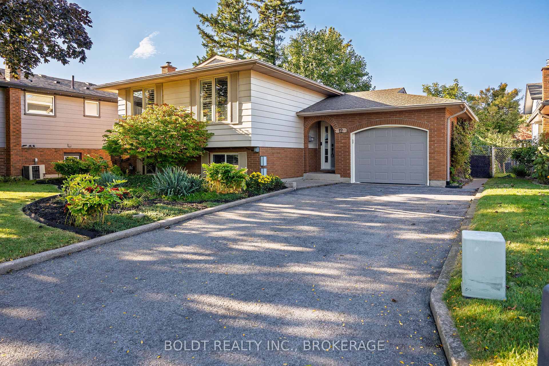 Photo 2 of 12 Bayshore Crescent, St. Catharines, Lakeshore — HOMEH