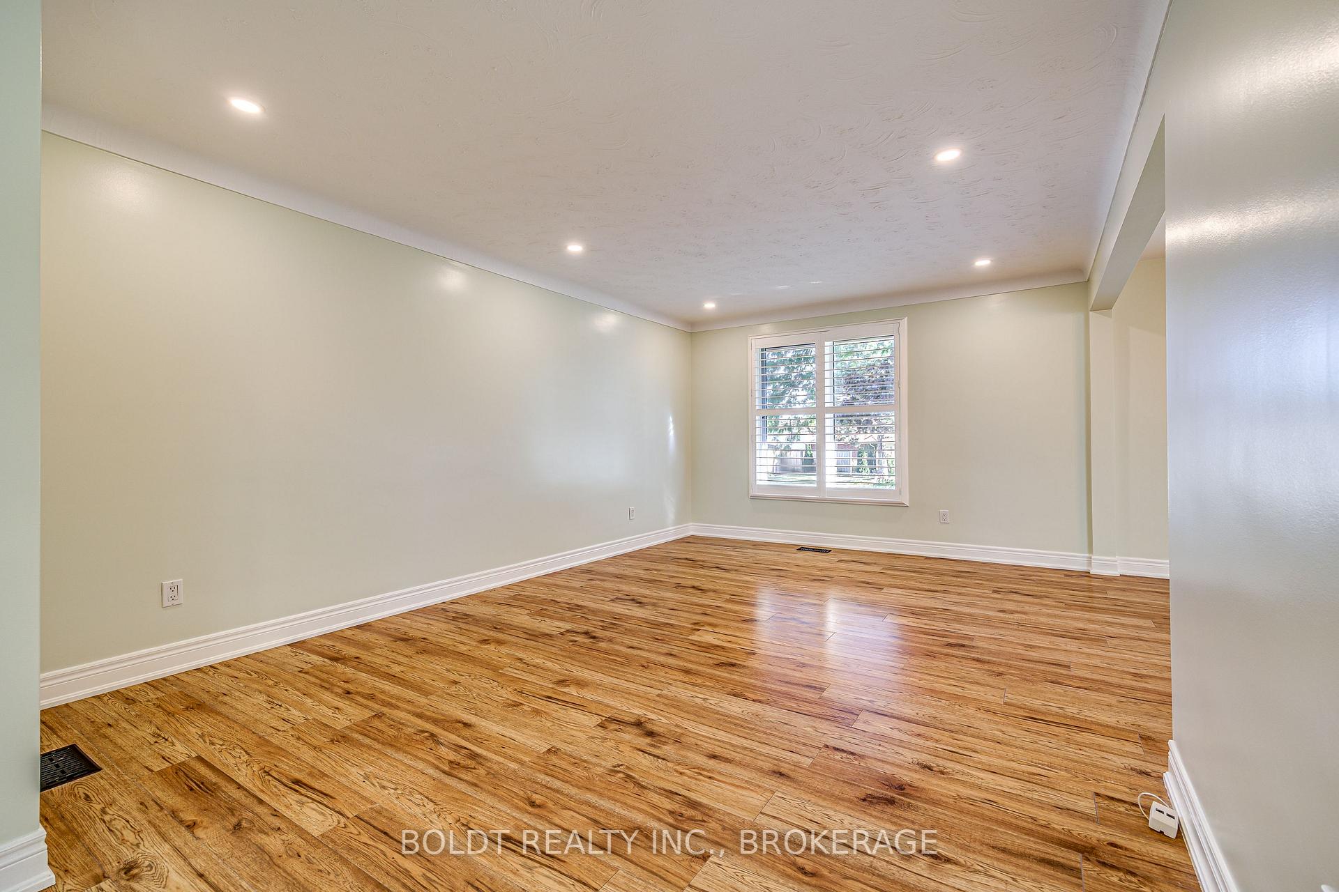 Photo 9 of 12 Bayshore Crescent, St. Catharines, Lakeshore — HOMEH