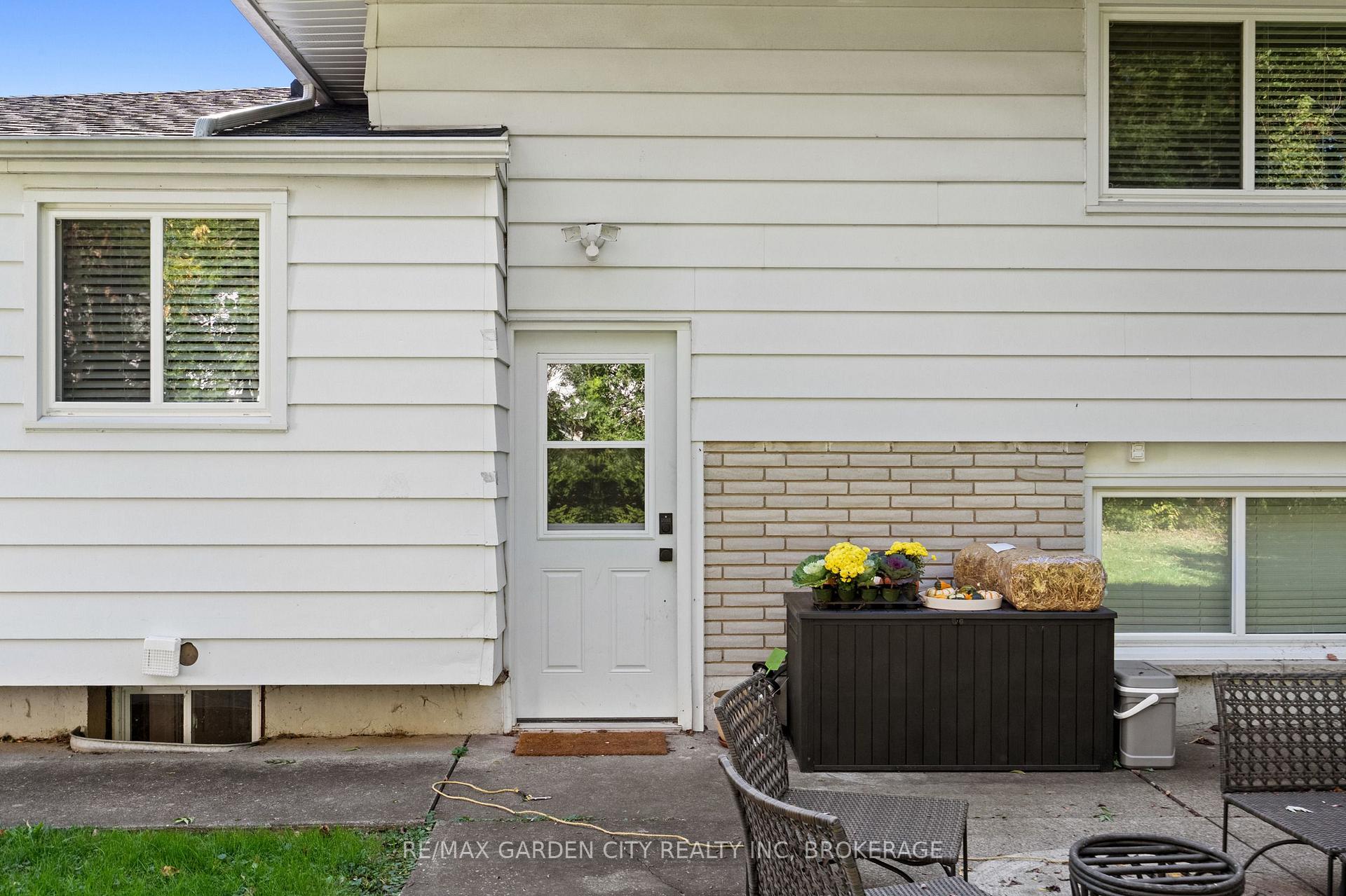 Photo 5 of 49 Bendingroad Crescent, St. Catharines, Lakeport — HOMEH