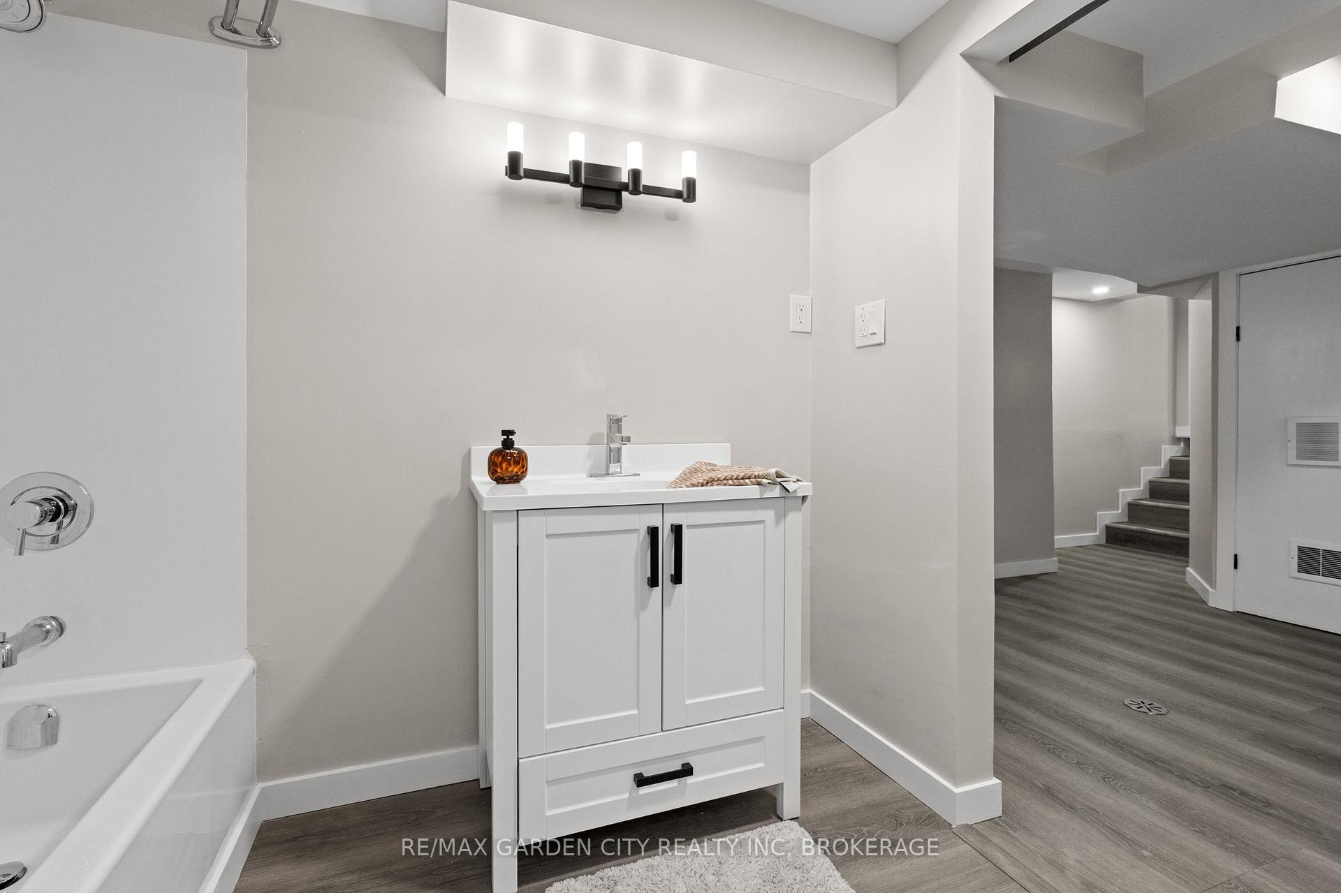 Photo 23 of 49 Bendingroad Crescent, St. Catharines, Lakeport — HOMEH