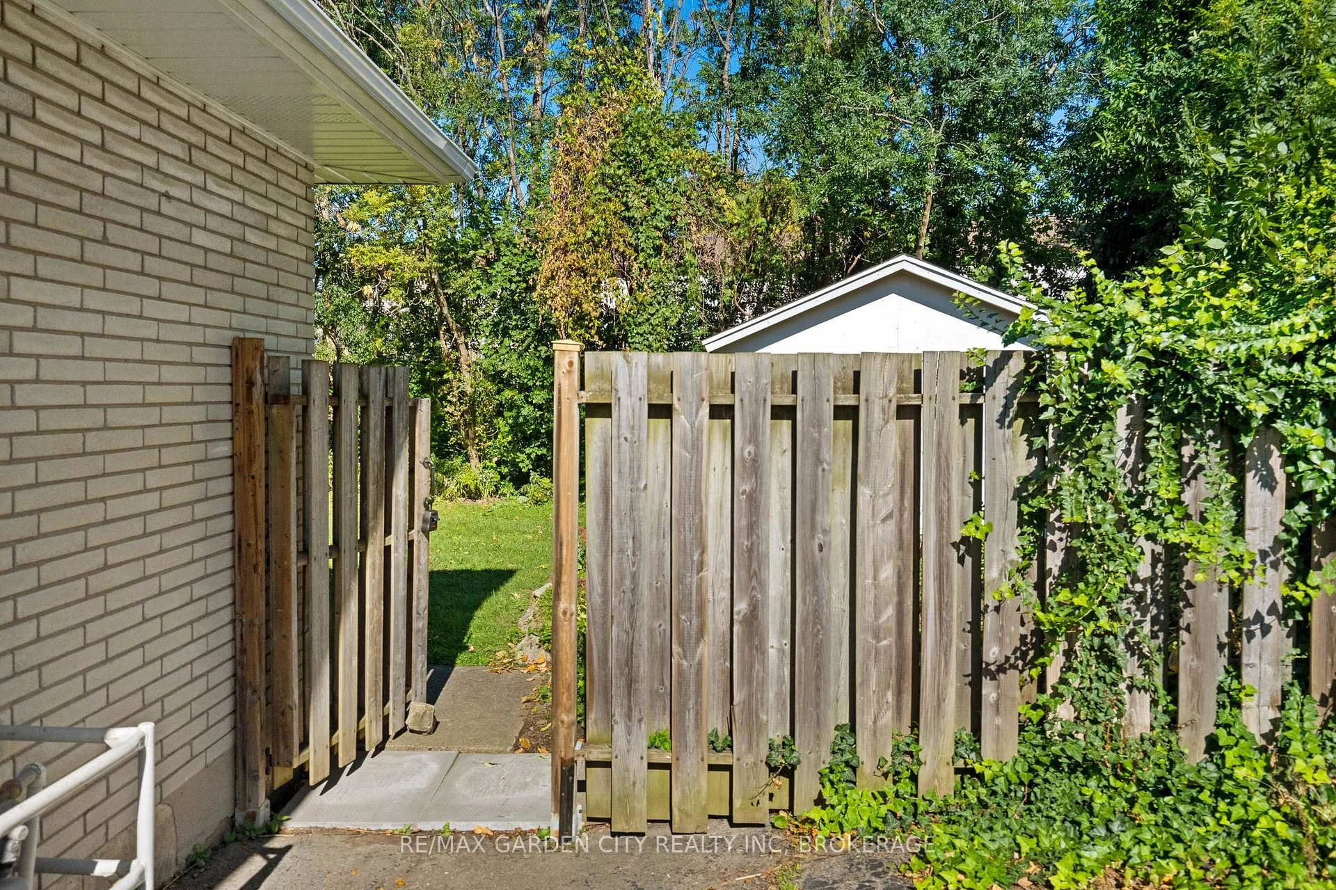 Photo 4 of 49 Bendingroad Crescent, St. Catharines, Lakeport — HOMEH