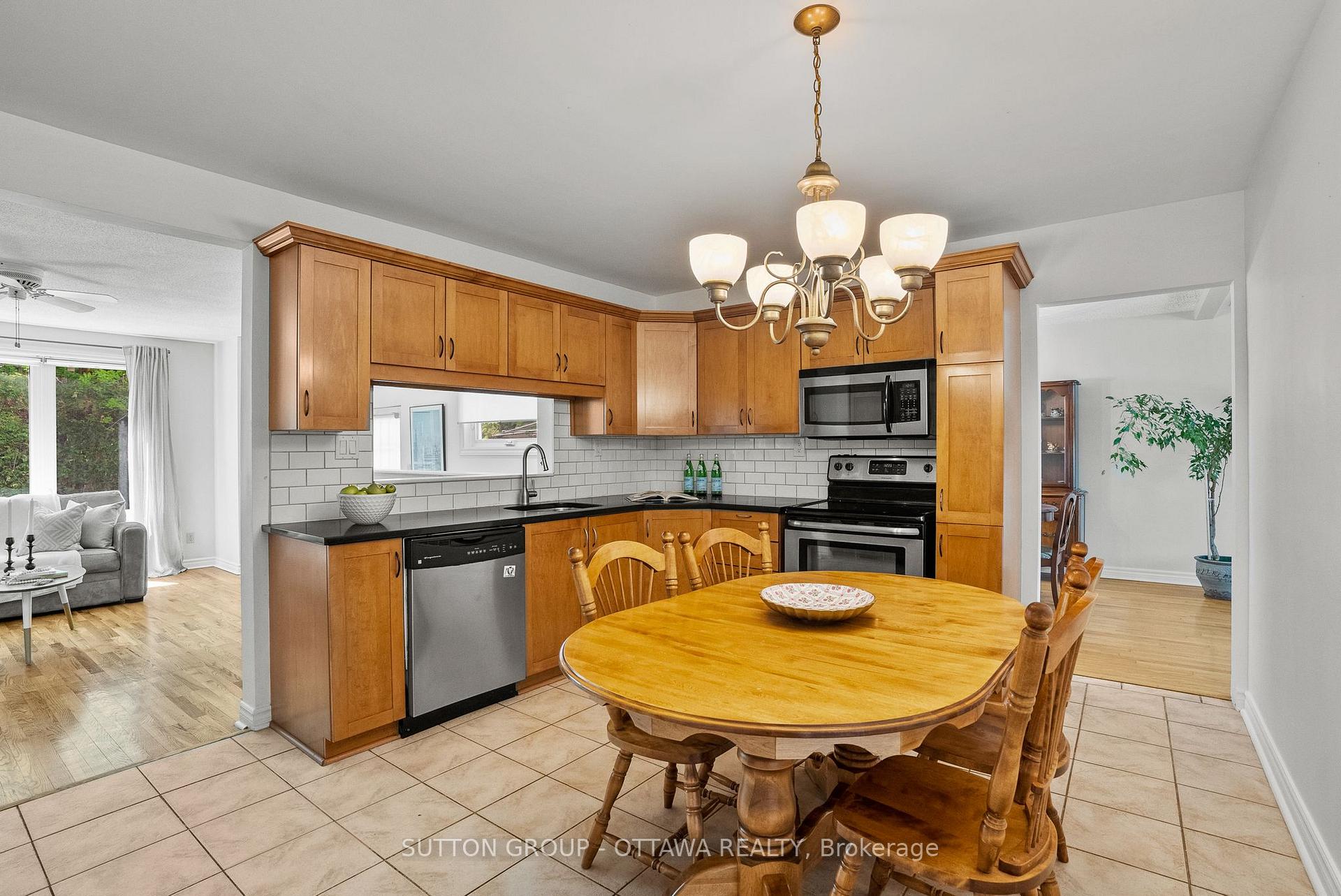 Photo 13 of 45 Larkspur Drive, Ottawa, Lynwood Village — HOMEH