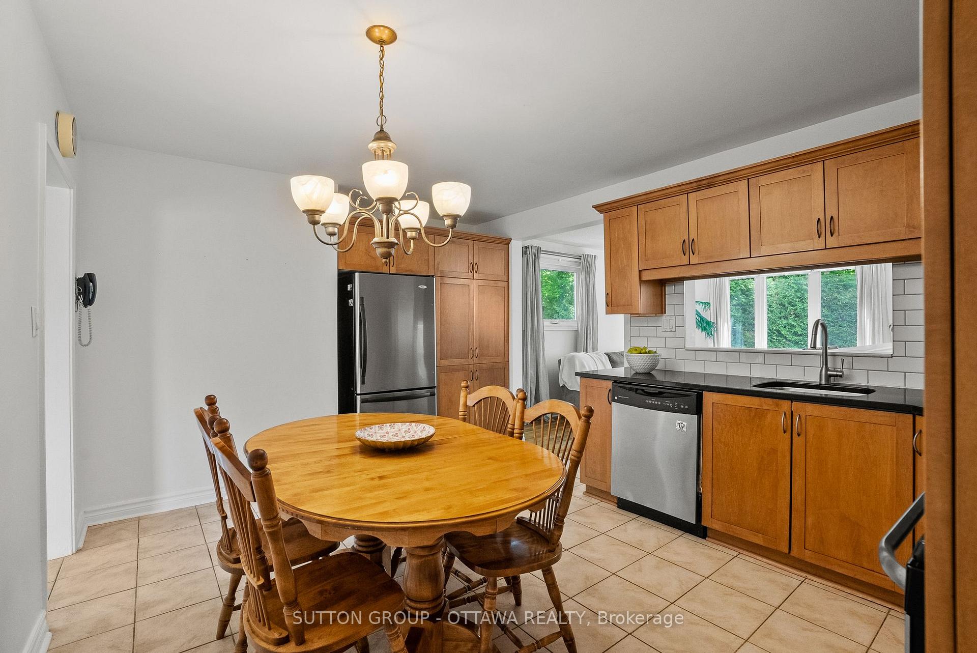 Photo 14 of 45 Larkspur Drive, Ottawa, Lynwood Village — HOMEH