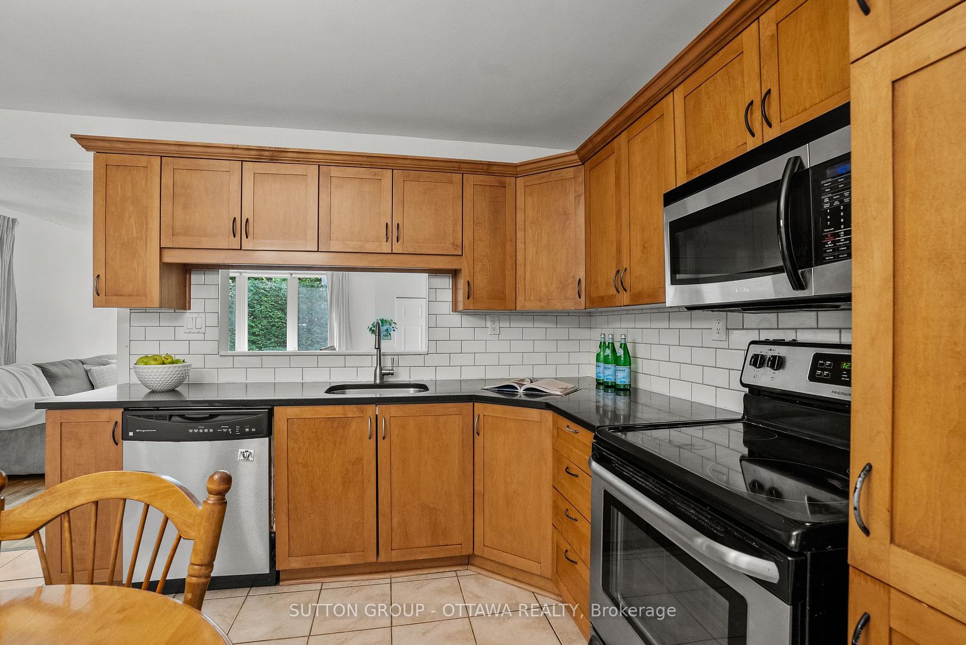 Photo 16 of 45 Larkspur Drive, Ottawa, Lynwood Village — HOMEH