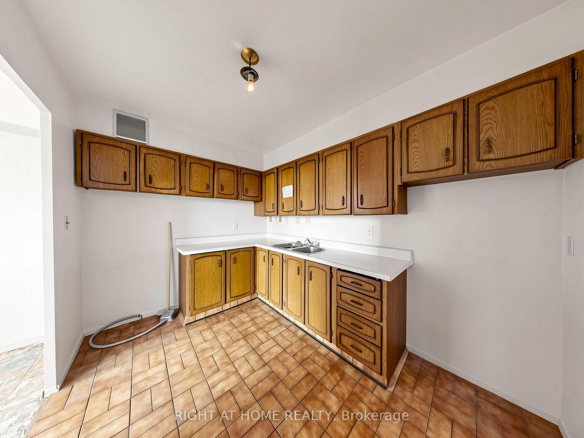 Photo 21 of Unit 915, 5 Vicora Linkway Way, Toronto, Flemingdon Park — HOMEH