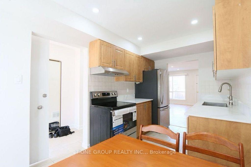Photo 3 of Unit 9, 8 Liszt Gate, North York, Hillcrest Village — HOMEH