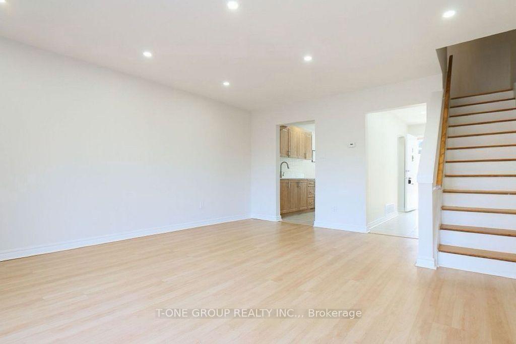 Photo 6 of Unit 9, 8 Liszt Gate, North York, Hillcrest Village — HOMEH