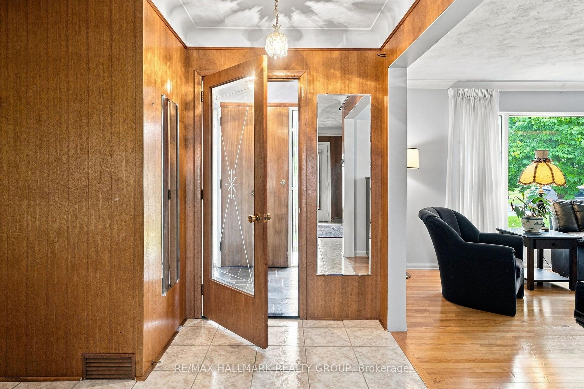 Photo 3 of 855 Mountainview Avenue, Ottawa, Whitehaven — HOMEH