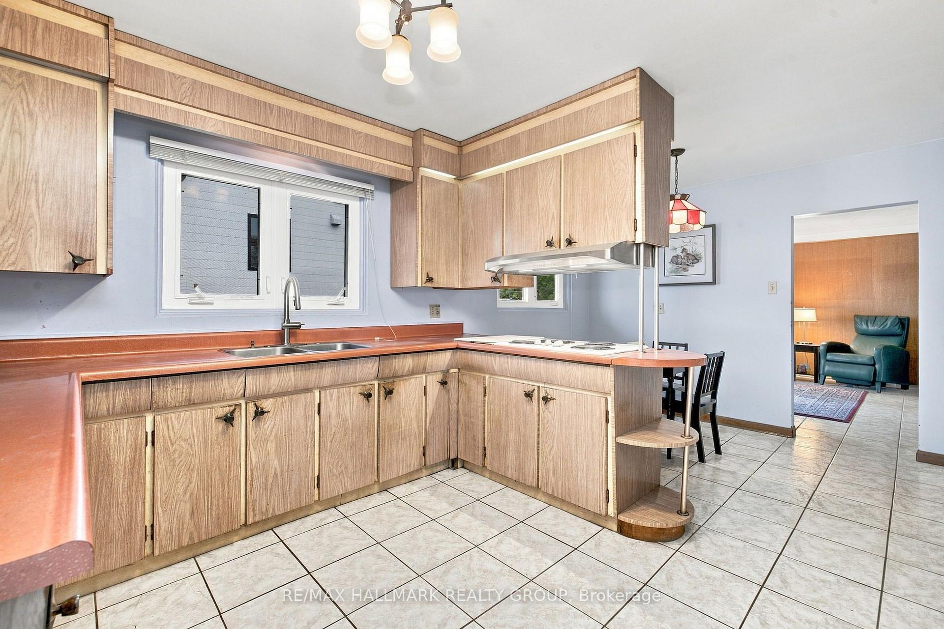Photo 12 of 855 Mountainview Avenue, Ottawa, Whitehaven — HOMEH