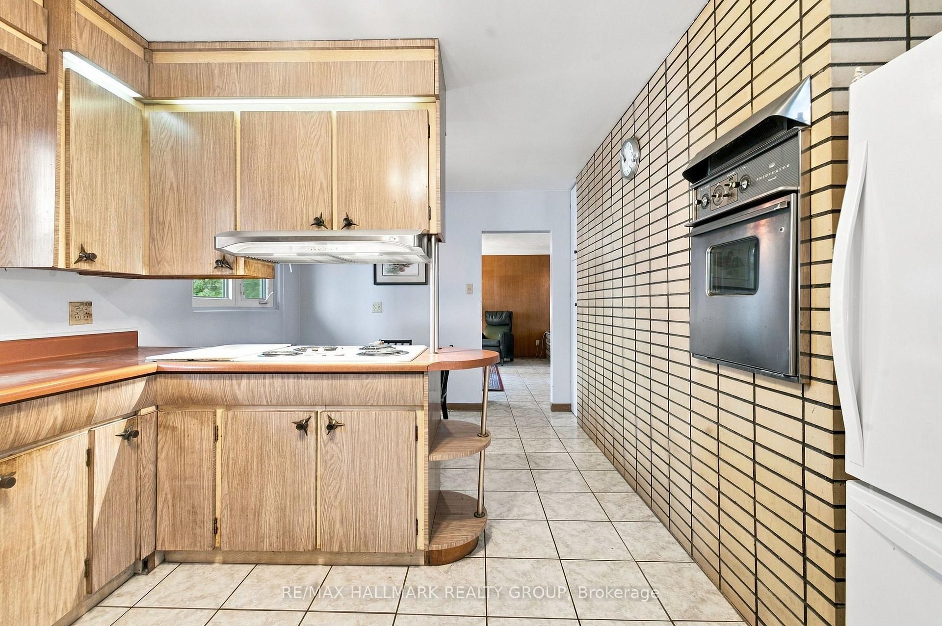 Photo 13 of 855 Mountainview Avenue, Ottawa, Whitehaven — HOMEH