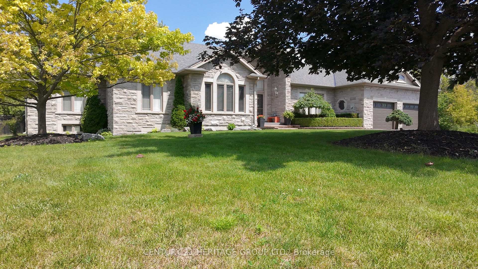 Photo 2 of 49 Shore Crescent, Georgina, Historic Lakeshore Communities — HOMEH