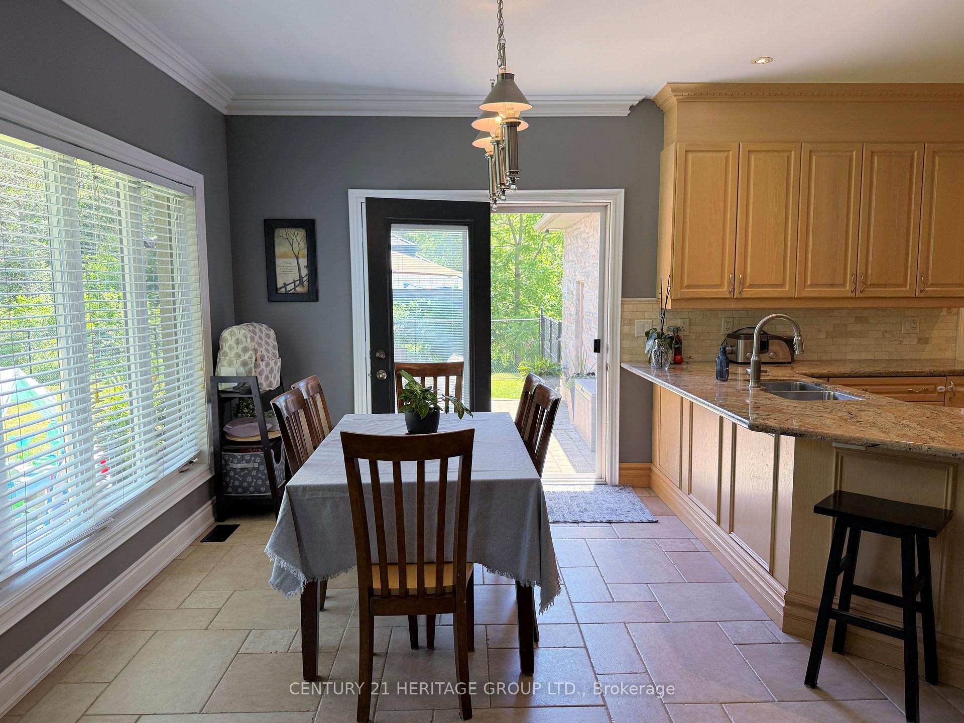 Photo 14 of 49 Shore Crescent, Georgina, Historic Lakeshore Communities — HOMEH