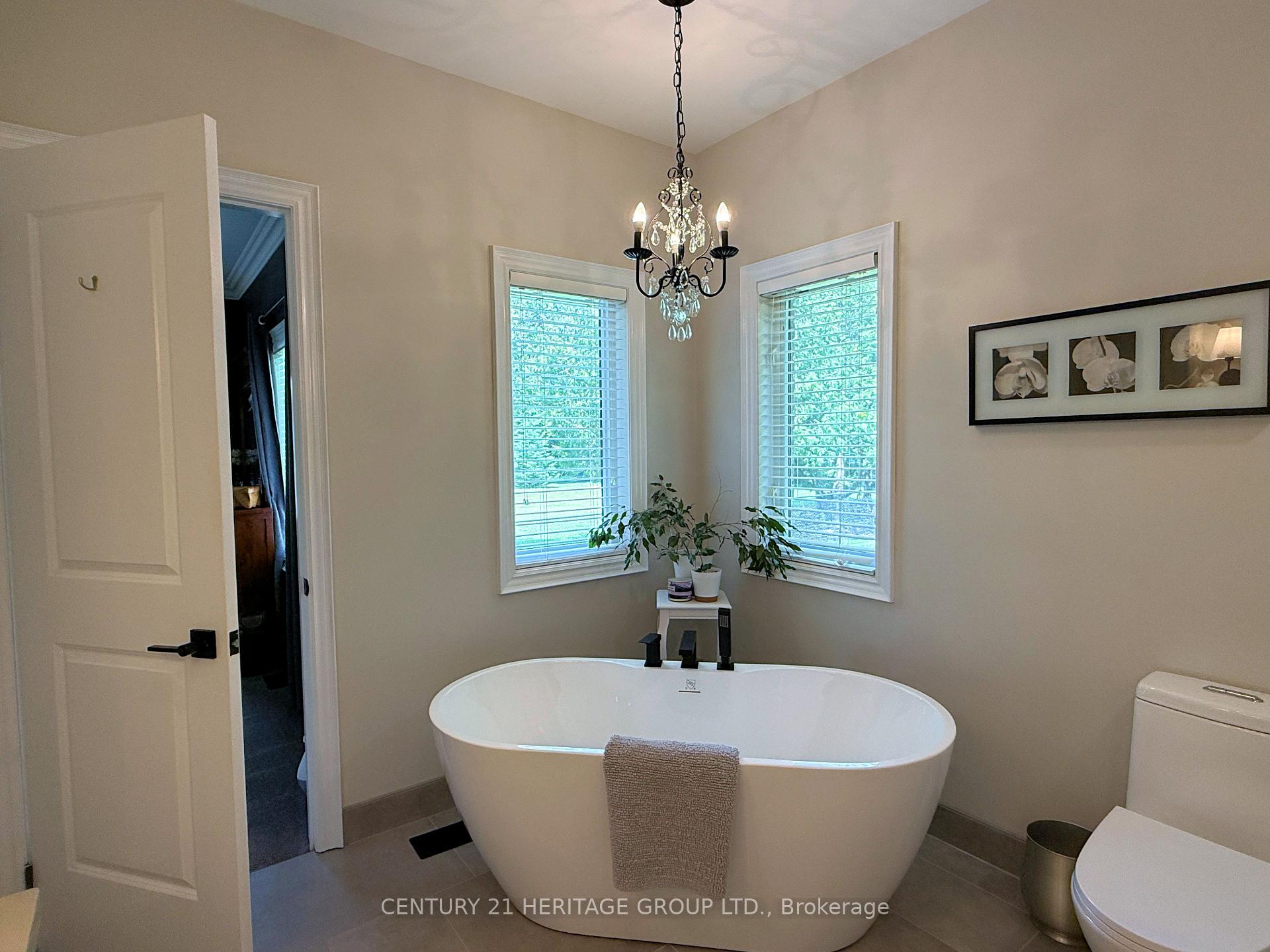Photo 21 of 49 Shore Crescent, Georgina, Historic Lakeshore Communities — HOMEH