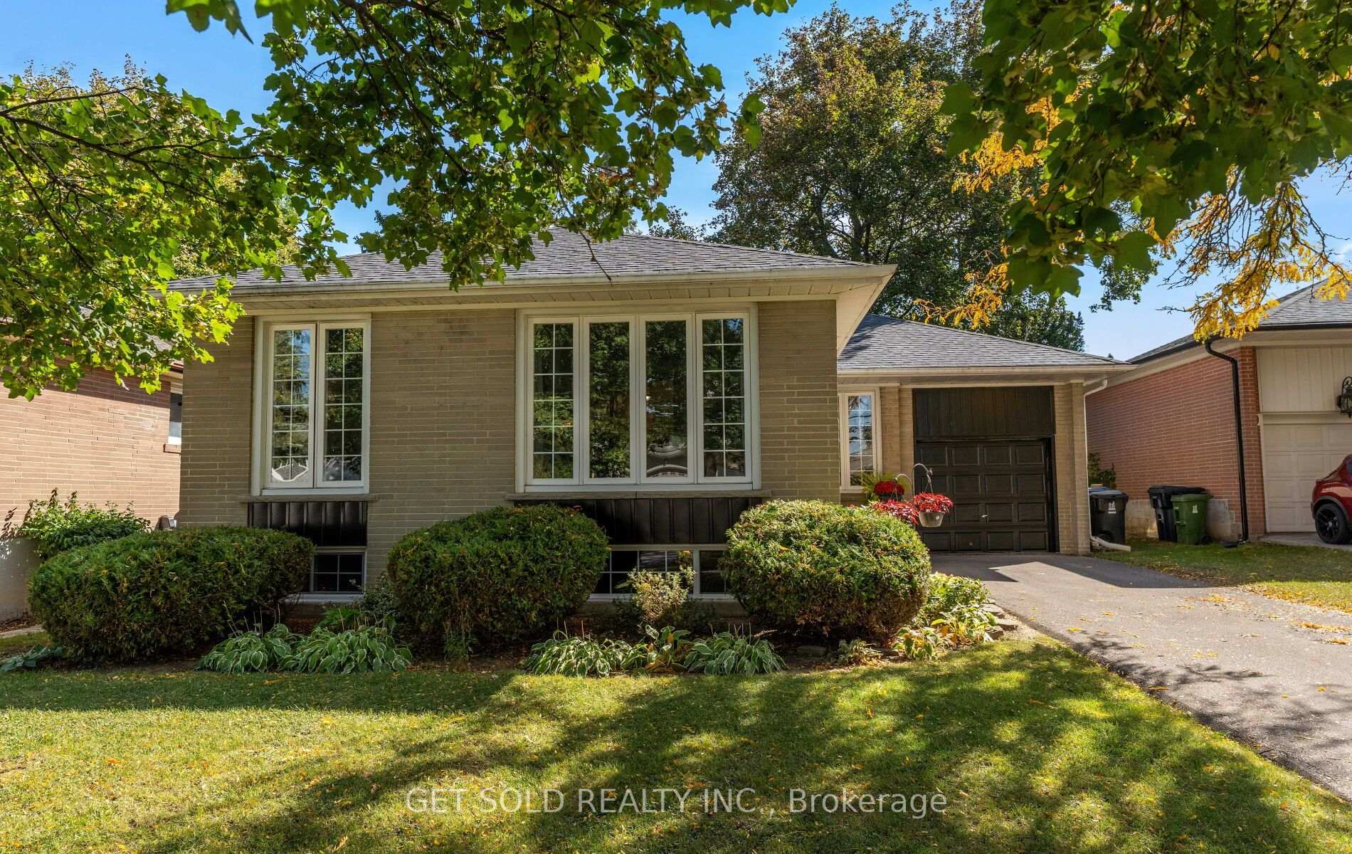 Photo 2 of 7 Watercliffe Road, Etobicoke, Rexdale-Kipling — HOMEH