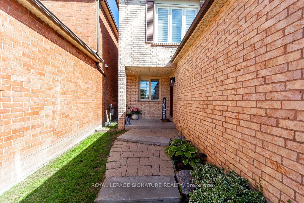 Photo 2 of 28 Augusta Court, Markham, Royal Orchard — HOMEH