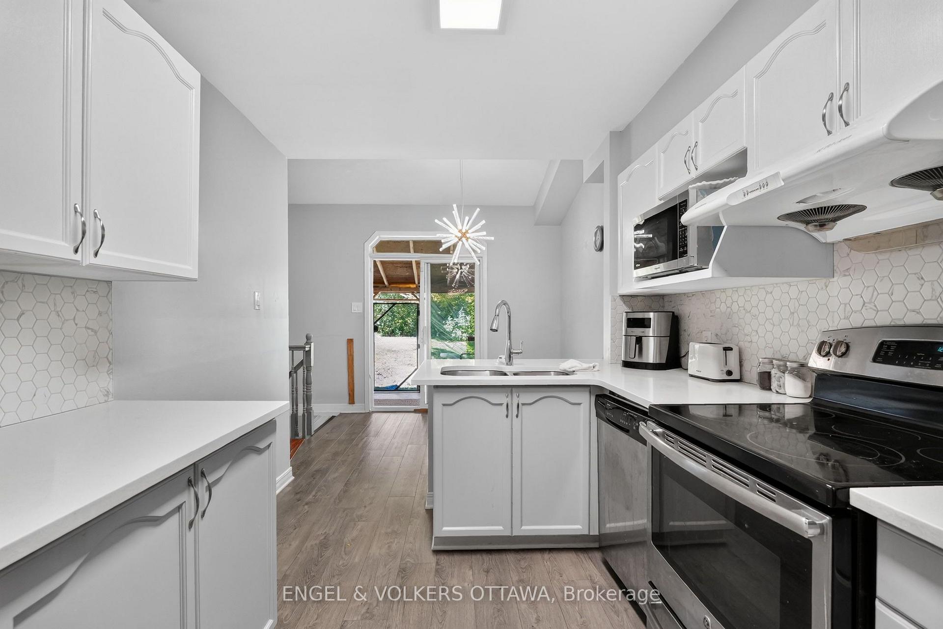 Photo 10 of 12 Kalbrook Street, Ottawa, Kanata - Kanata Lakes/Heritage Hills — HOMEH