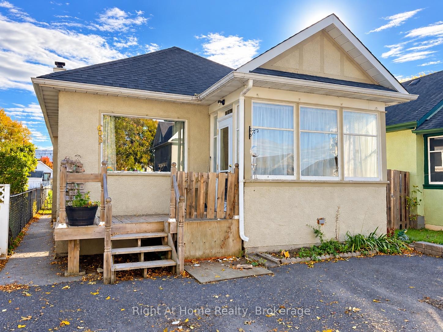 Photo of 608 Marks Street S
