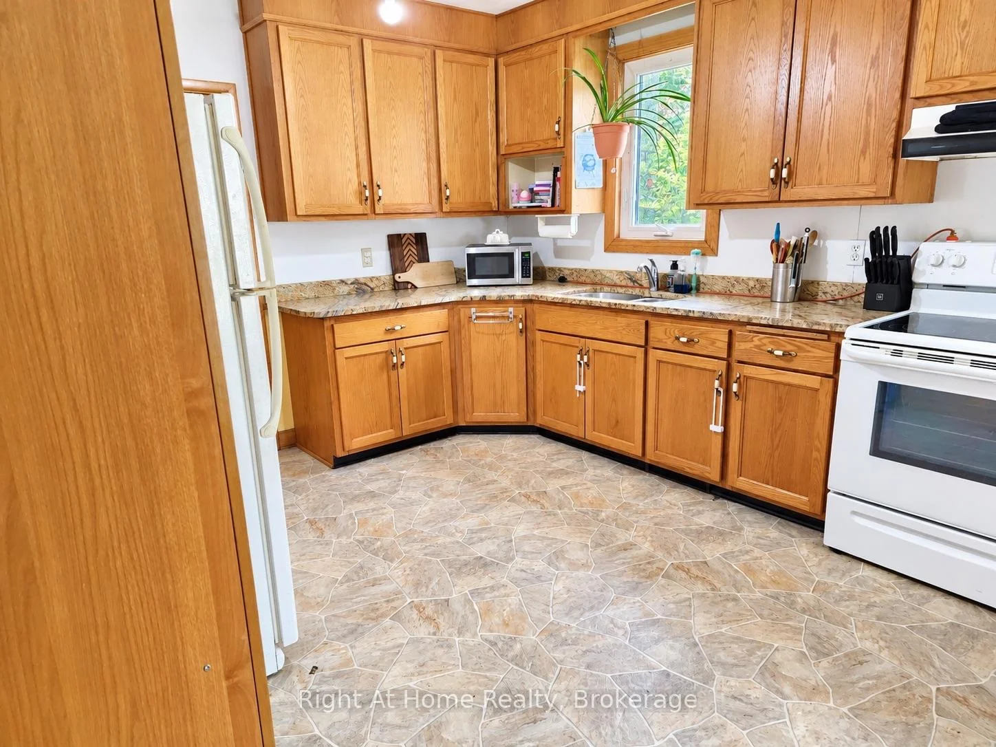 Photo 16 of 608 Marks Street S, Thunder Bay, Hyde Park — HOMEH