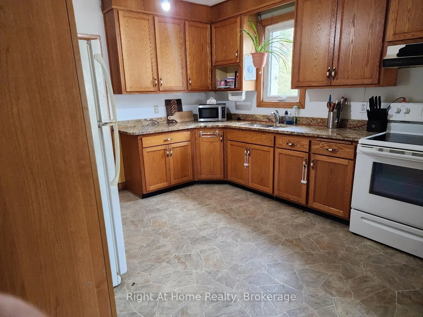 Photo 23 of 608 Marks Street S, Thunder Bay, Hyde Park — HOMEH
