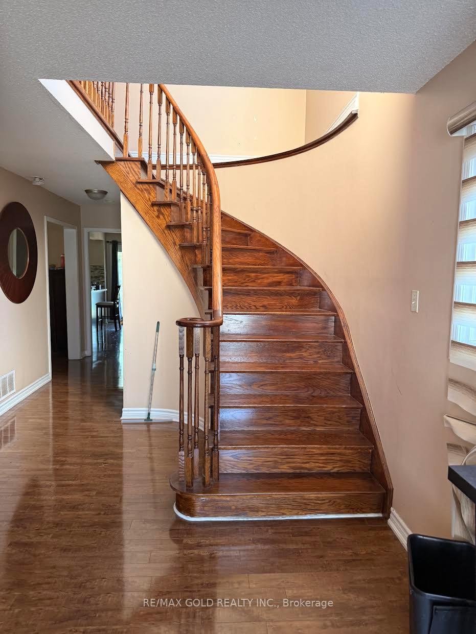 Photo 3 of 14 Merganser Crescent, Brampton, Fletcher's Creek South — HOMEH