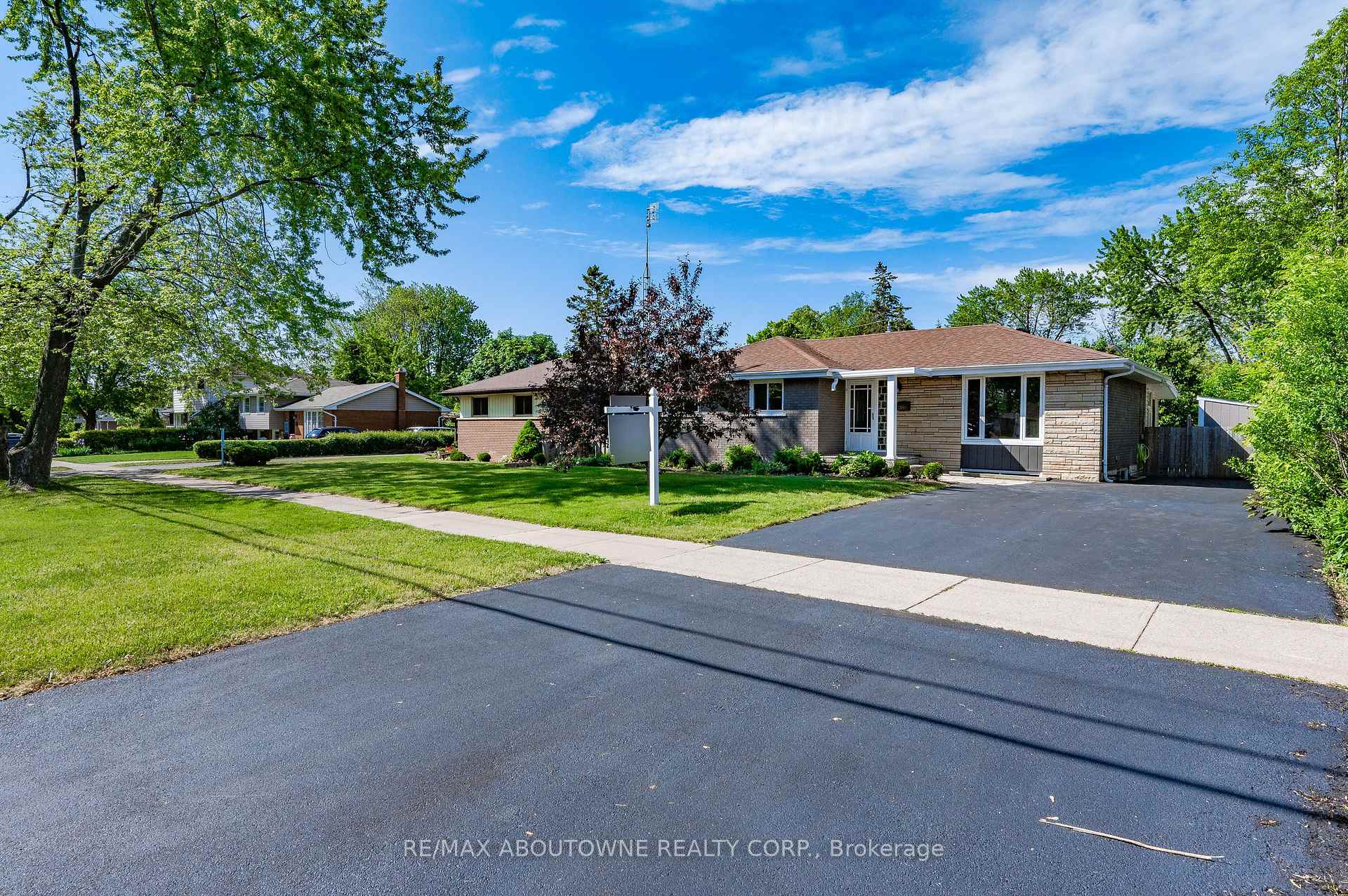 Photo 3 of 388 Appleby Line, Burlington, Shoreacres — HOMEH