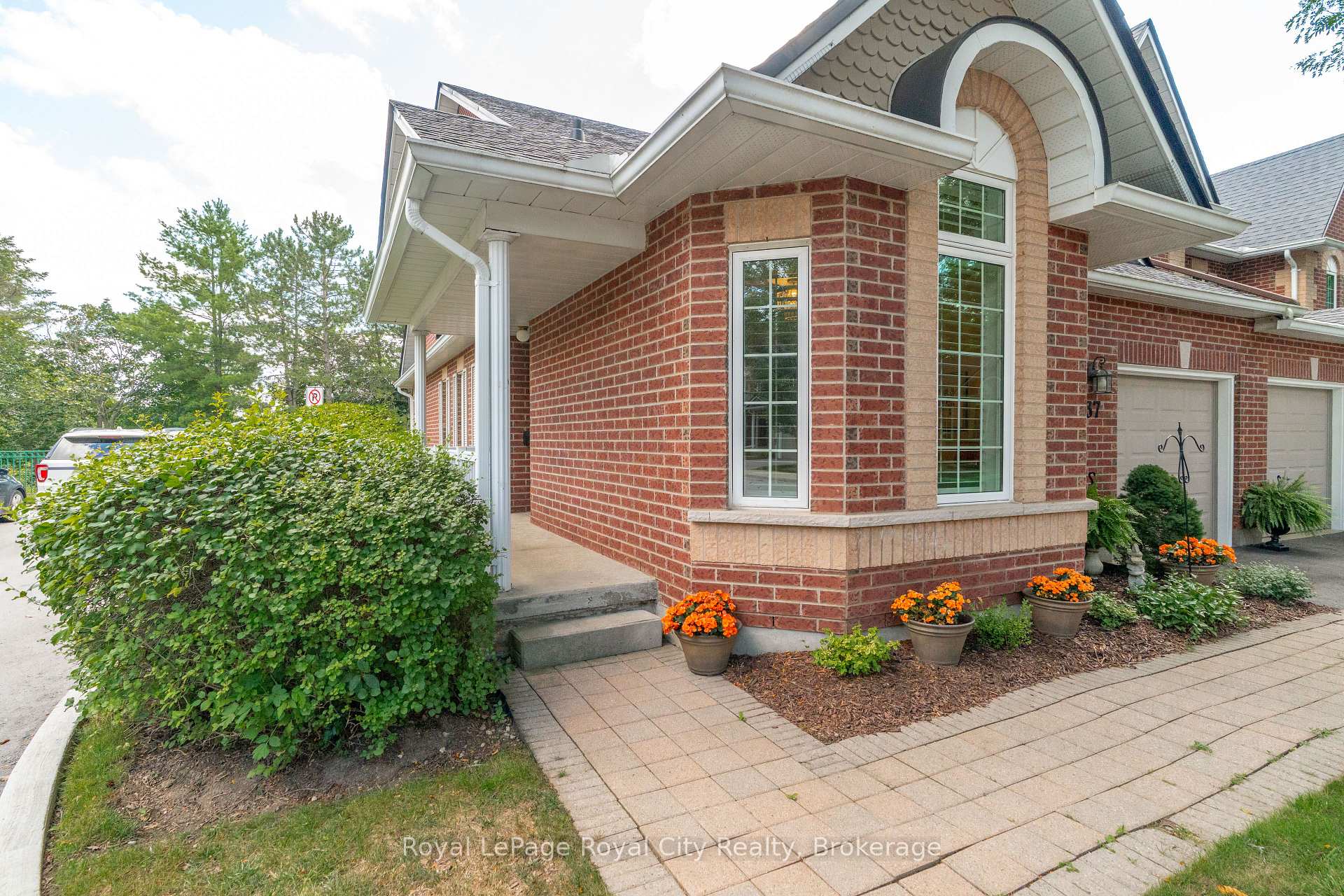Photo 4 of Unit 37, 60 Ptarmigan Drive, Guelph, Kortright Hills — HOMEH