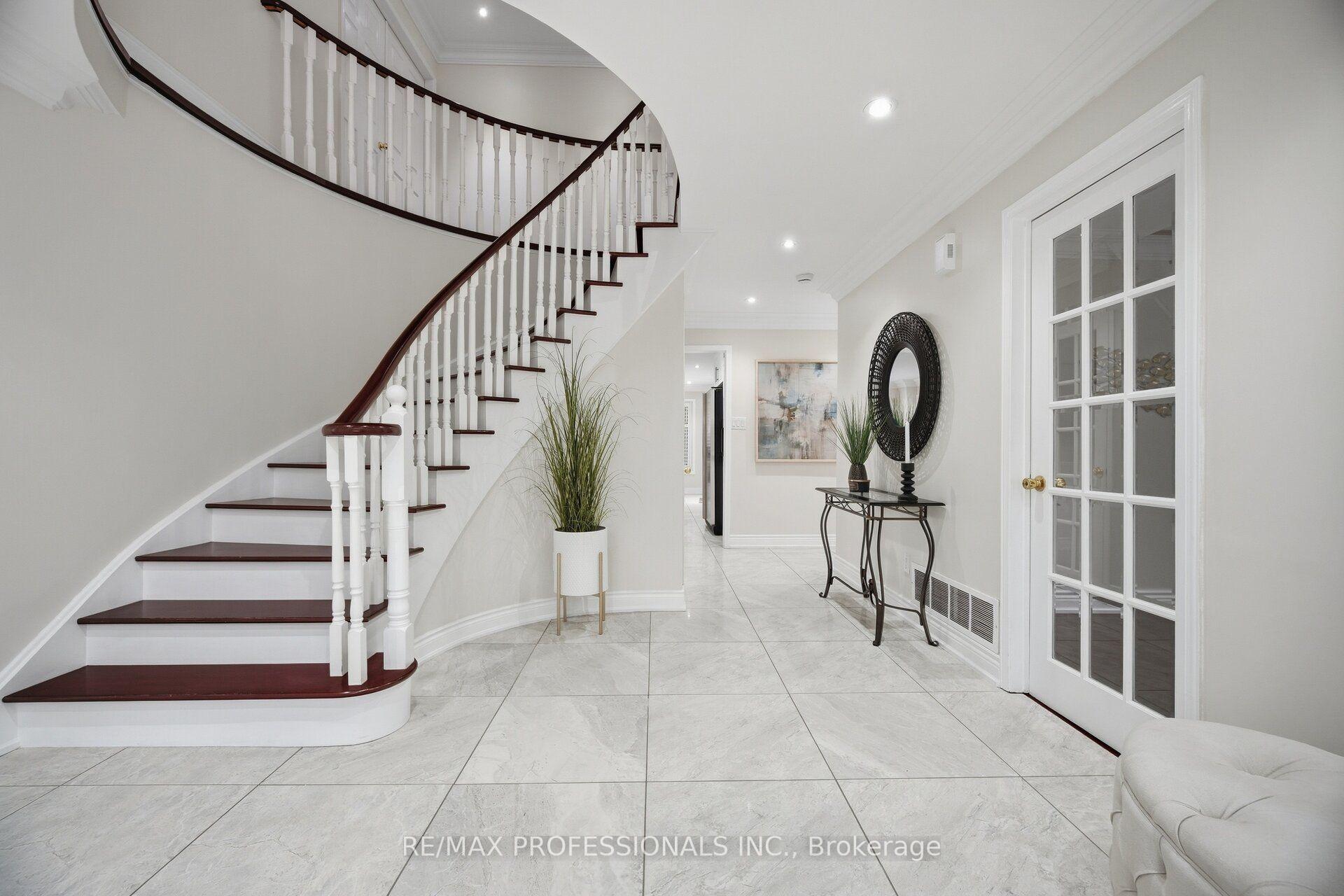 Photo 6 of 4 McFadden Drive, Brampton, Heart Lake East — HOMEH