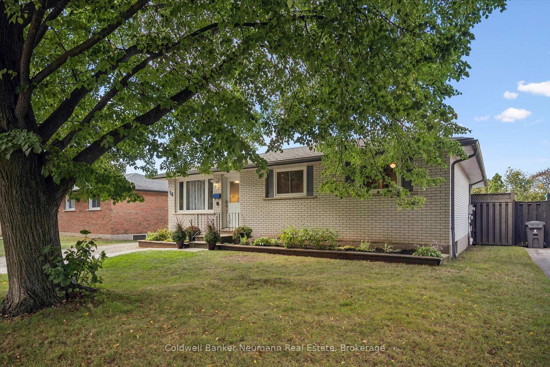 Photo 2 of 16 Argyle Drive, Guelph, Dovercliffe Park/Old University — HOMEH